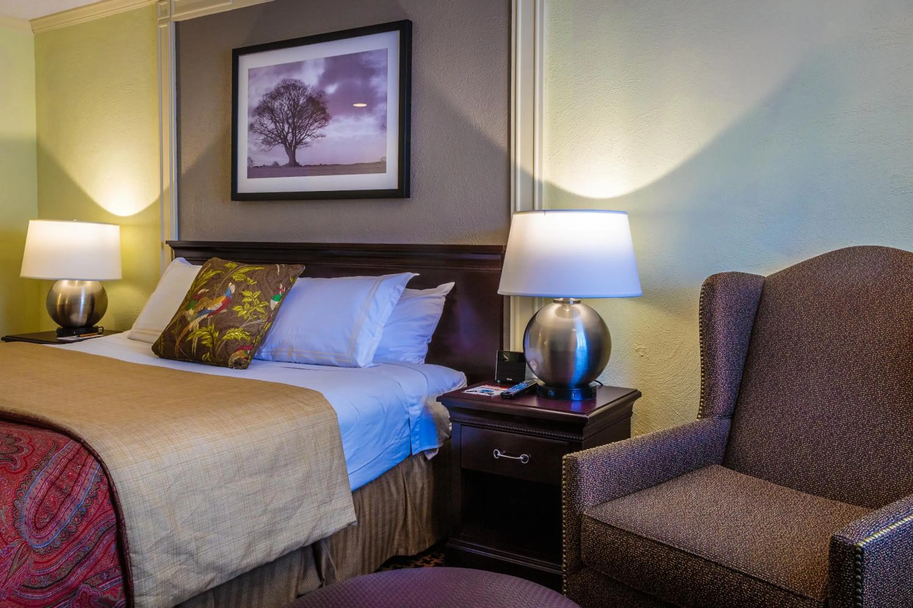 Bedroom, Bed in The Olde Mill Inn Basking Ridge