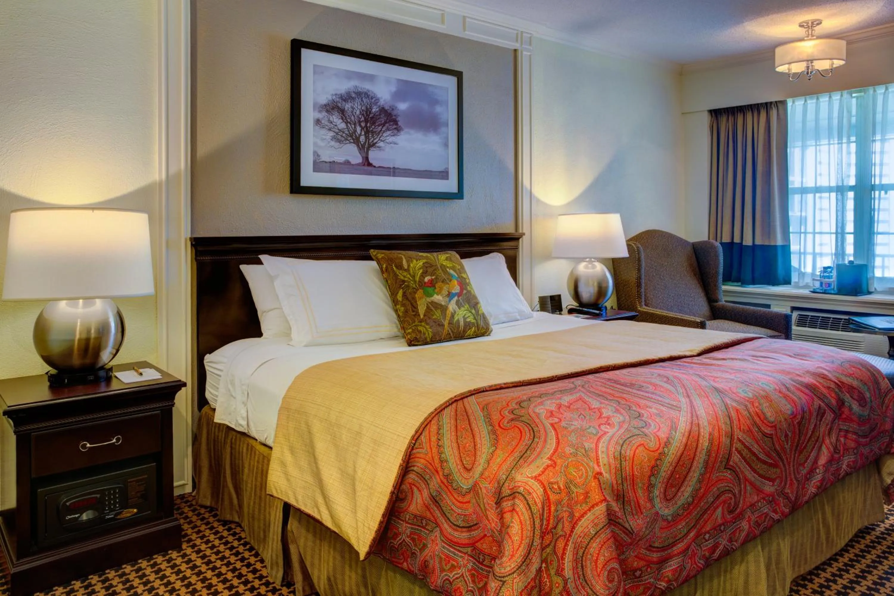 Photo of the whole room, Bed in The Olde Mill Inn Basking Ridge