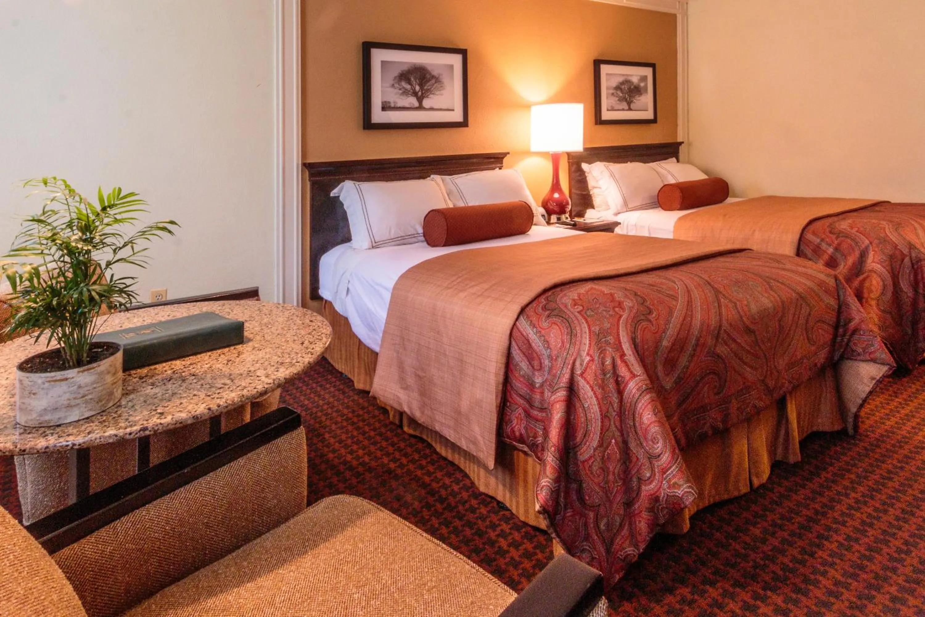 Photo of the whole room, Bed in The Olde Mill Inn Basking Ridge