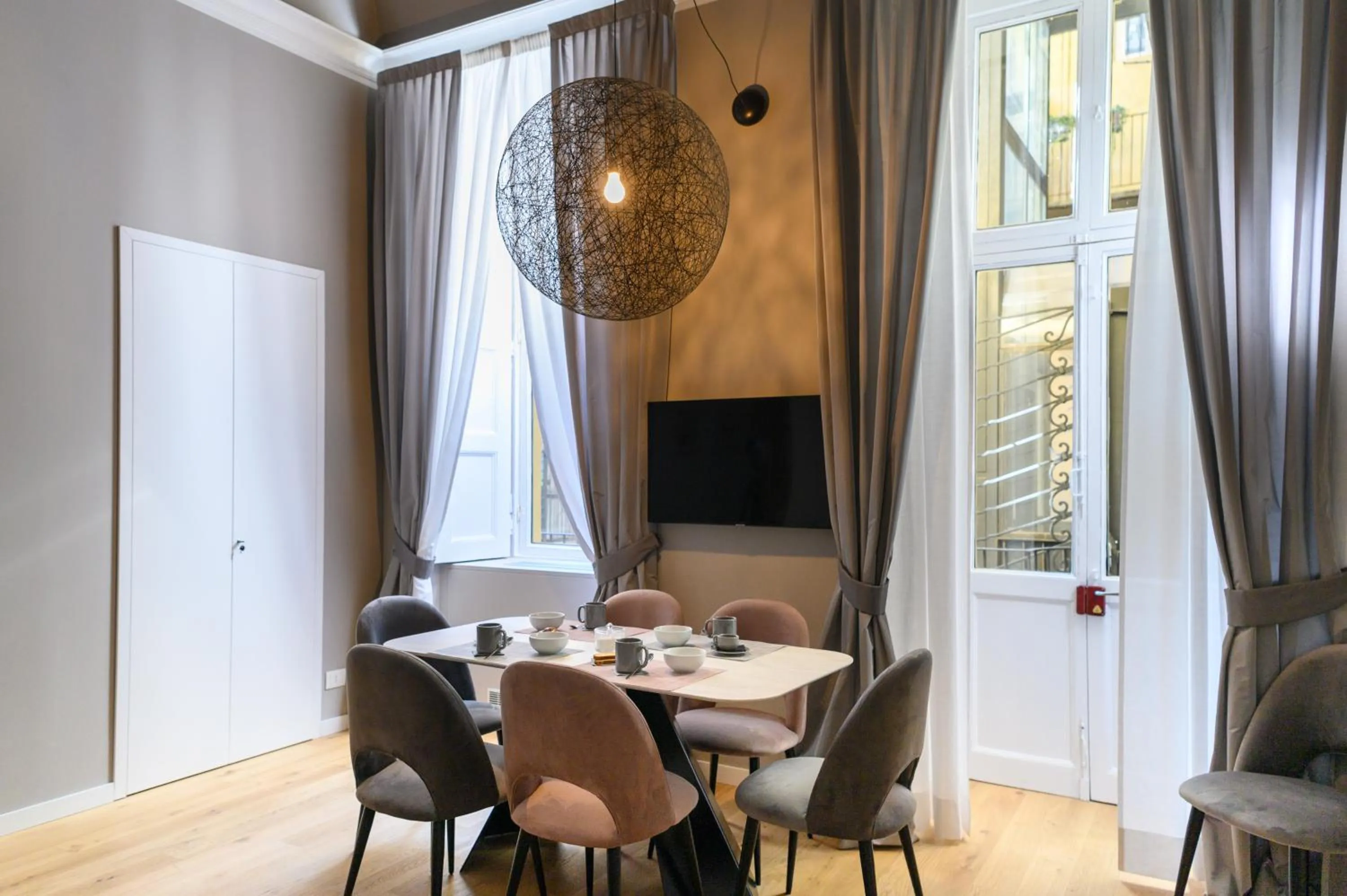 Communal lounge/ TV room in Savoia Suites Torino