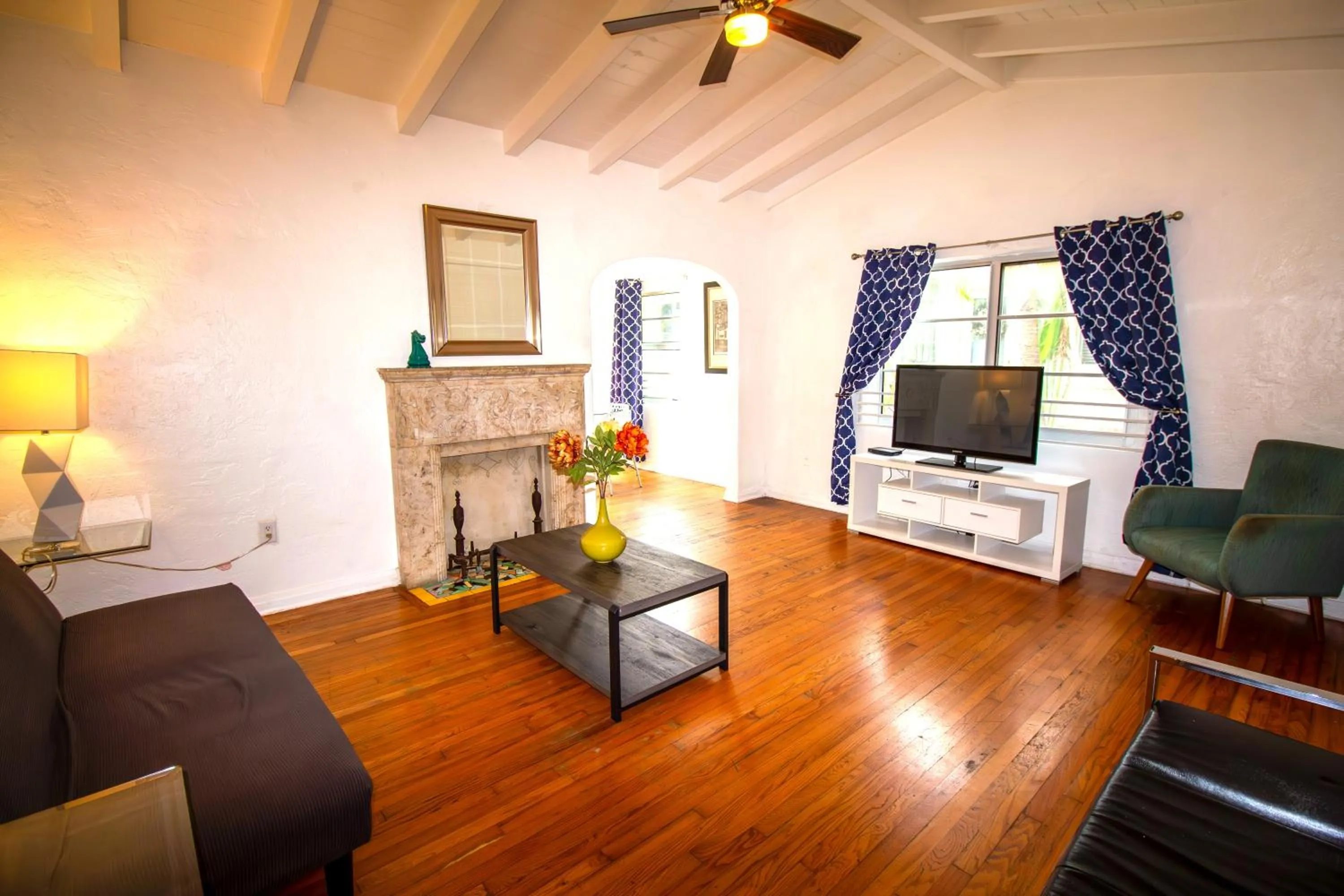 TV and multimedia in L'Etoile Apartments Part of the Oasis Casita Collection