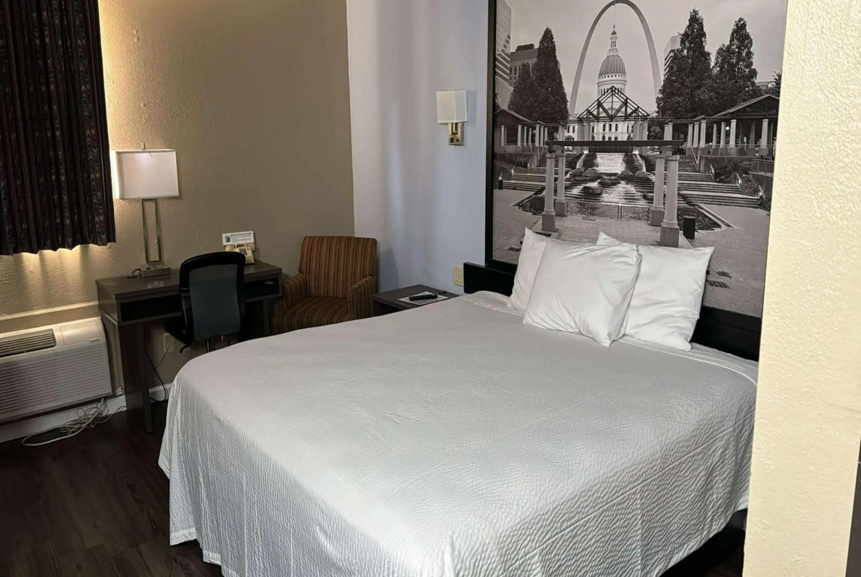 Standard King Room - Smoking in Super 8 by Wyndham Sullivan Standard King Room - Smoking in Super 8 by Wyndham Sullivan