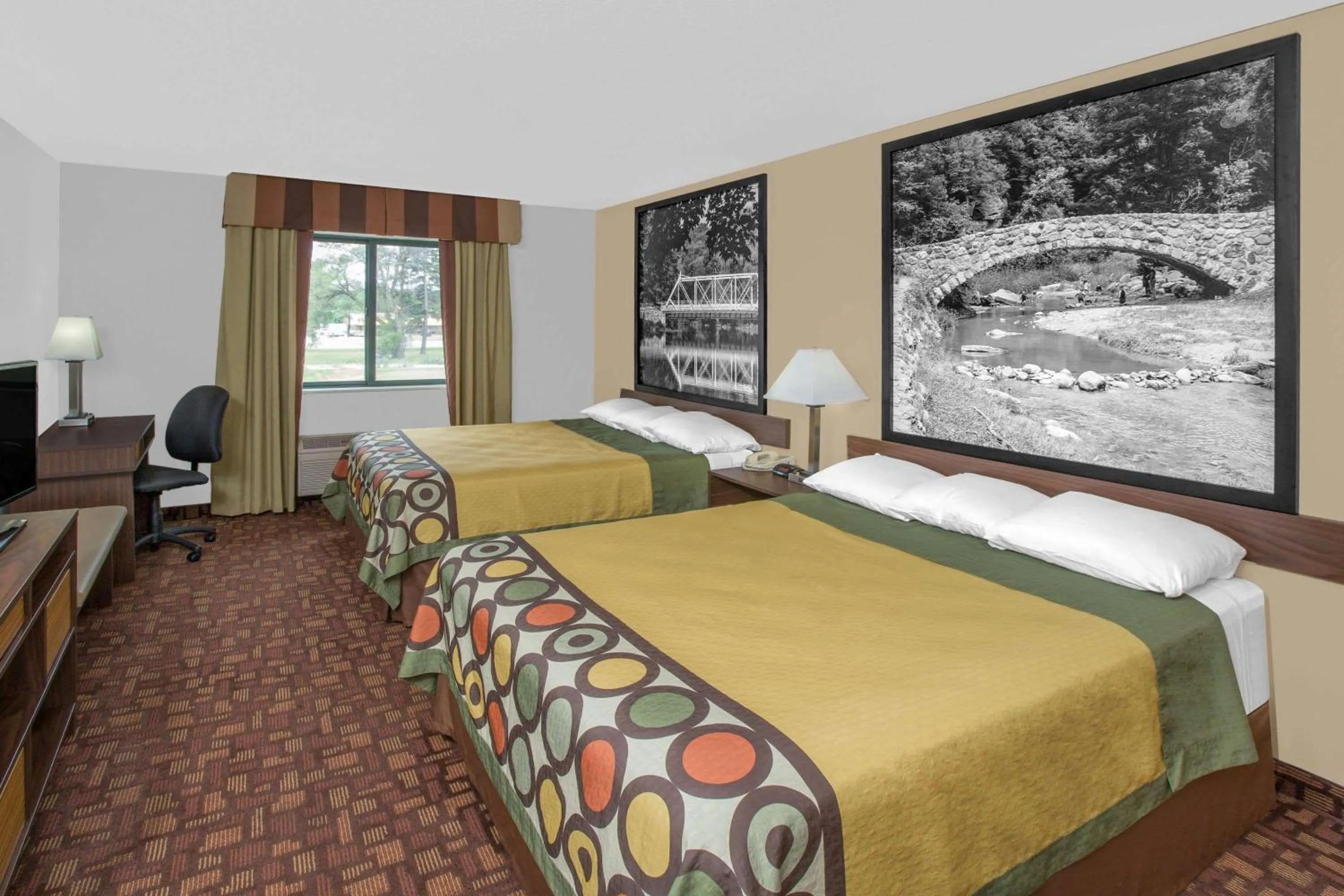 Photo of the whole room, Bed in Super 8 by Wyndham Three Rivers