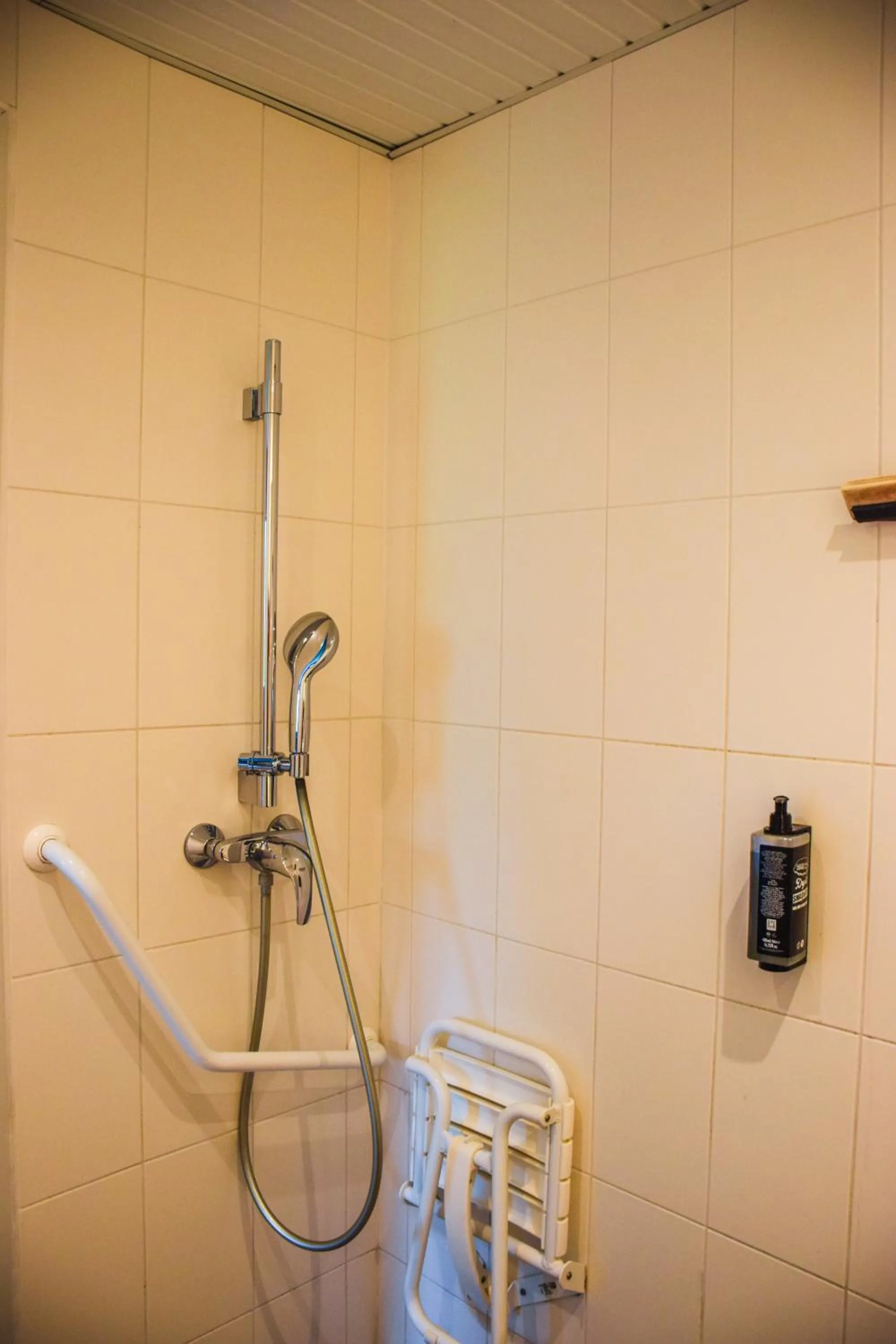 Shower in ibis budget Rodez