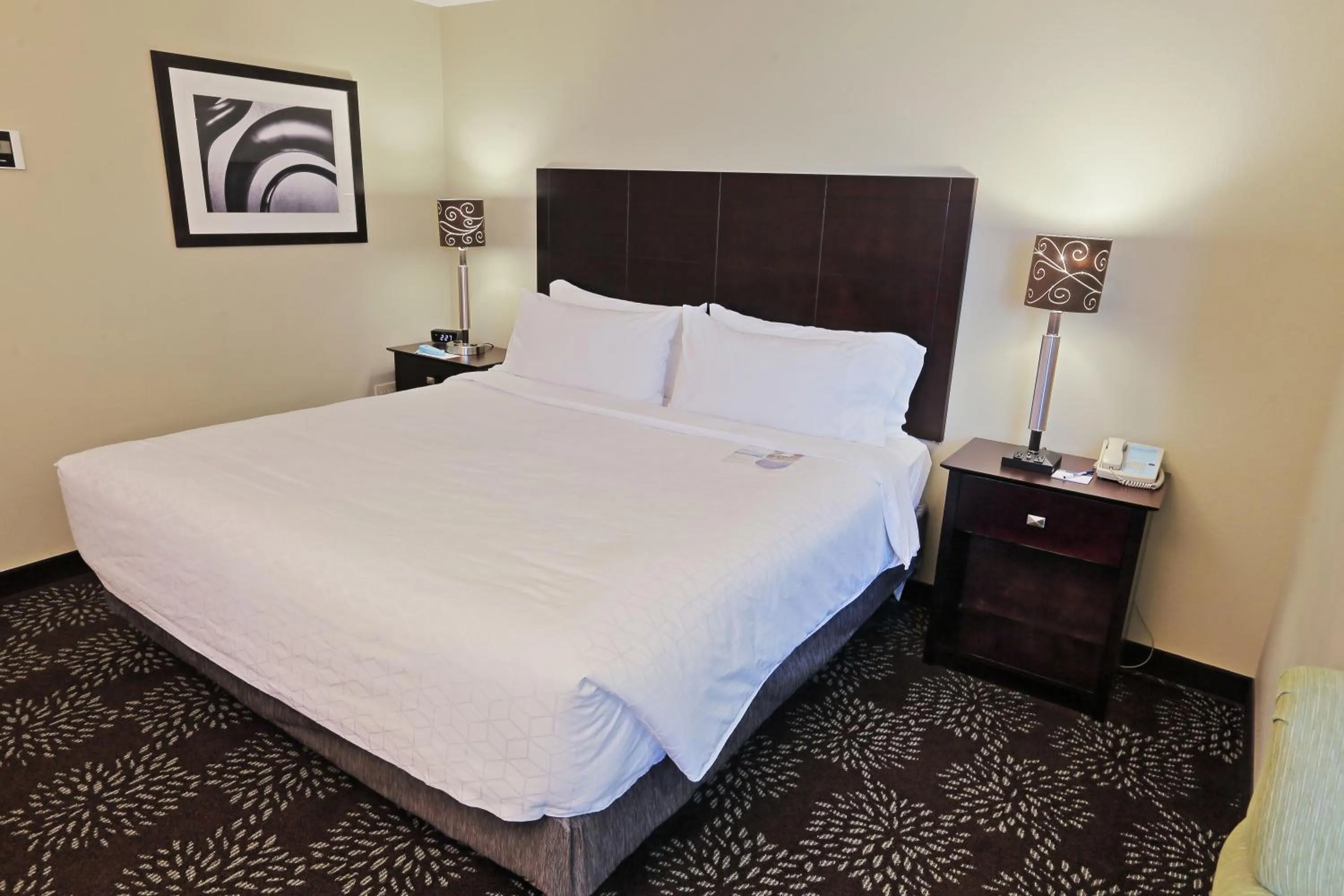 Bed in Holiday Inn Express Pittsburgh West - Greentree by IHG