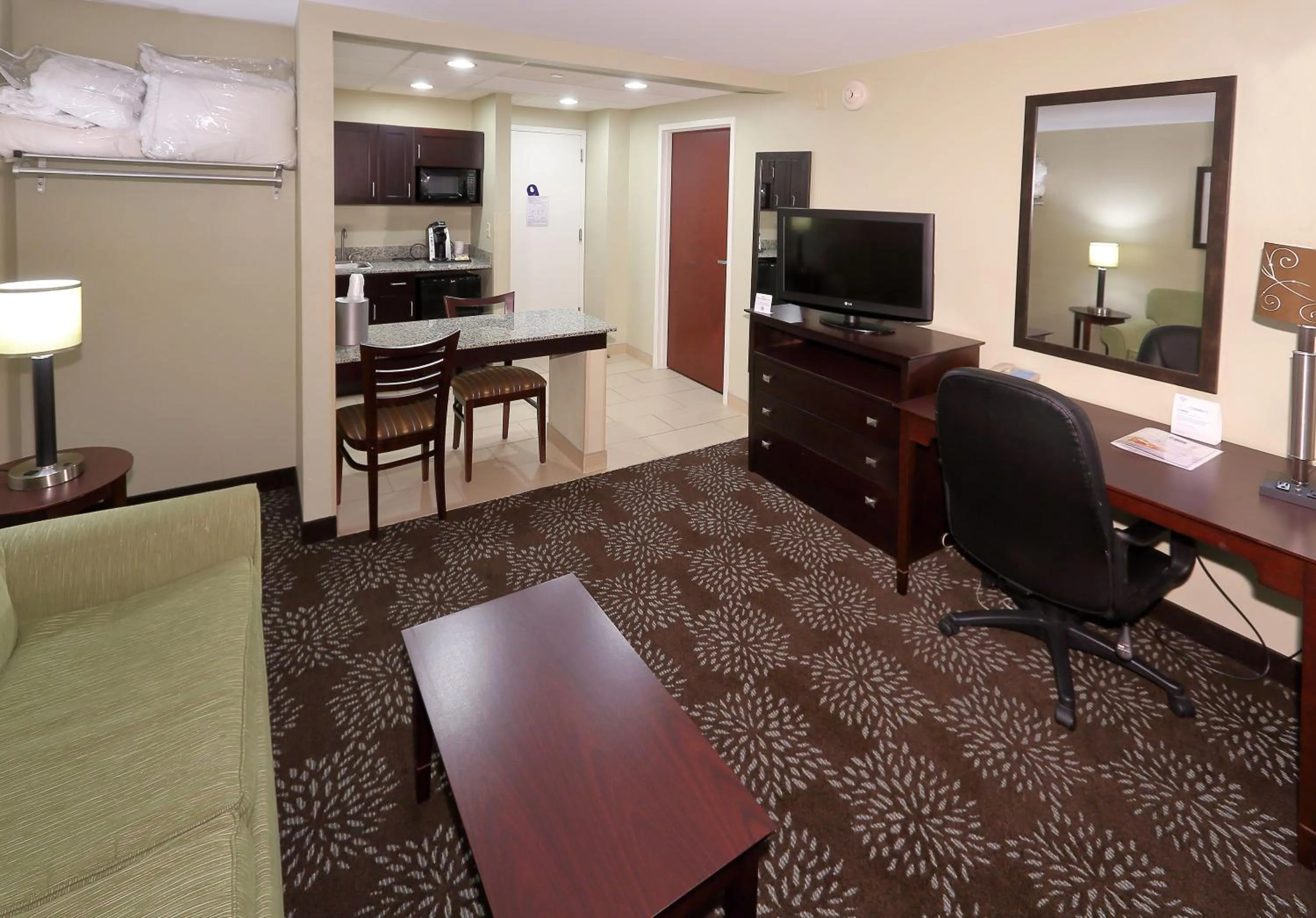 TV and multimedia in Holiday Inn Express Pittsburgh West - Greentree by IHG