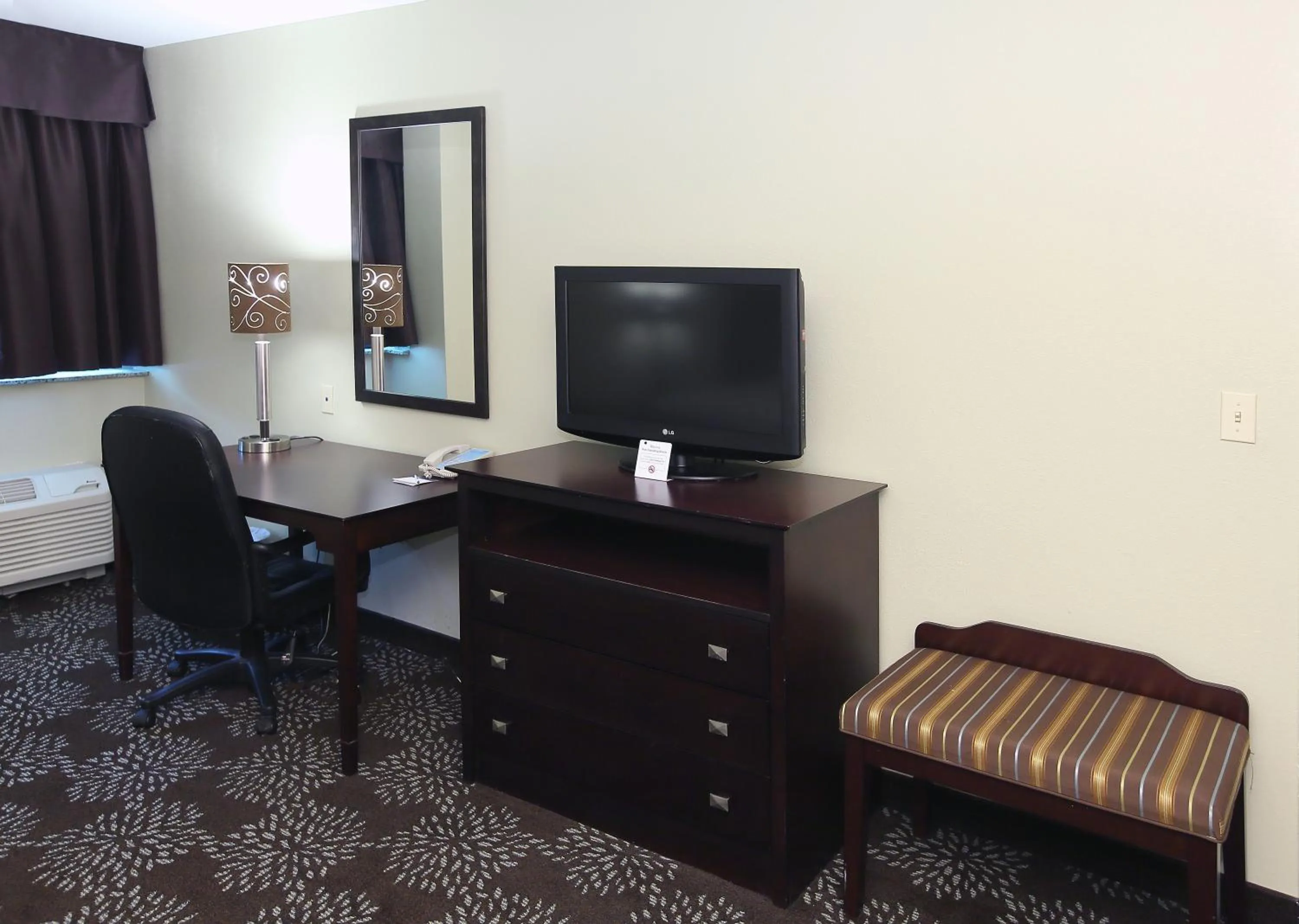 TV and multimedia in Holiday Inn Express Pittsburgh West - Greentree by IHG