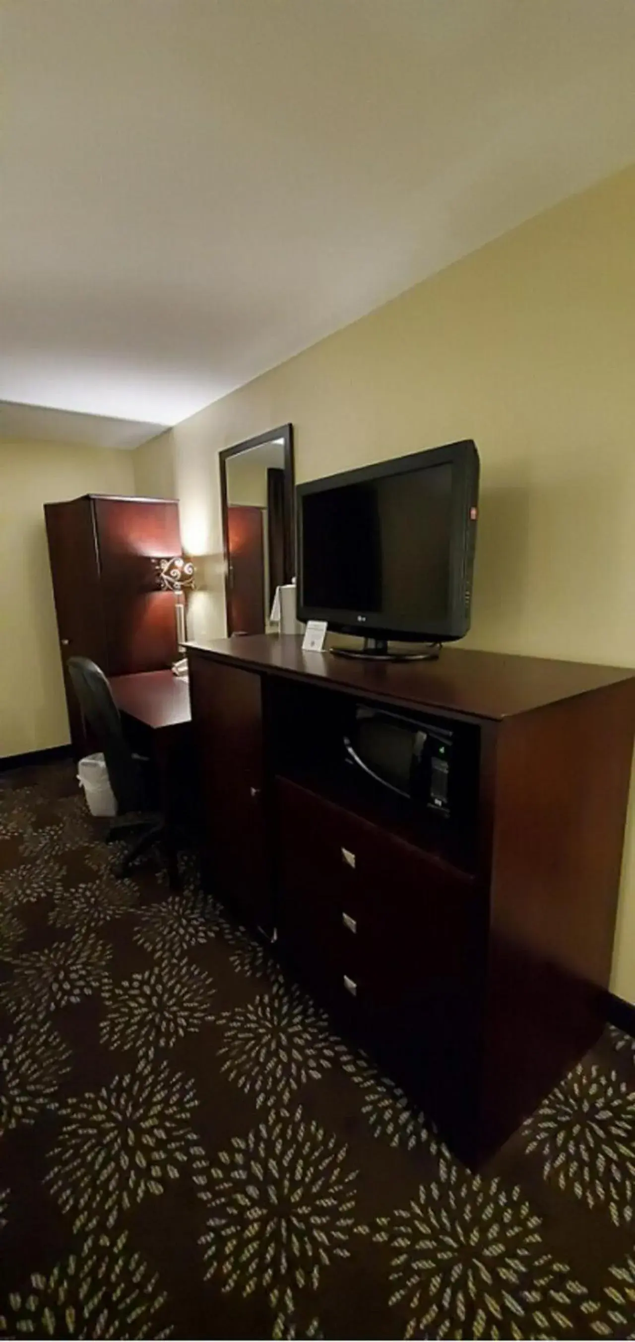 Standard King Room - Mobility Accessible in Holiday Inn Express Pittsburgh West - Greentree by IHG Standard King Room - Mobility Accessible in Holiday Inn Express Pittsburgh West - Greentree by IHG
