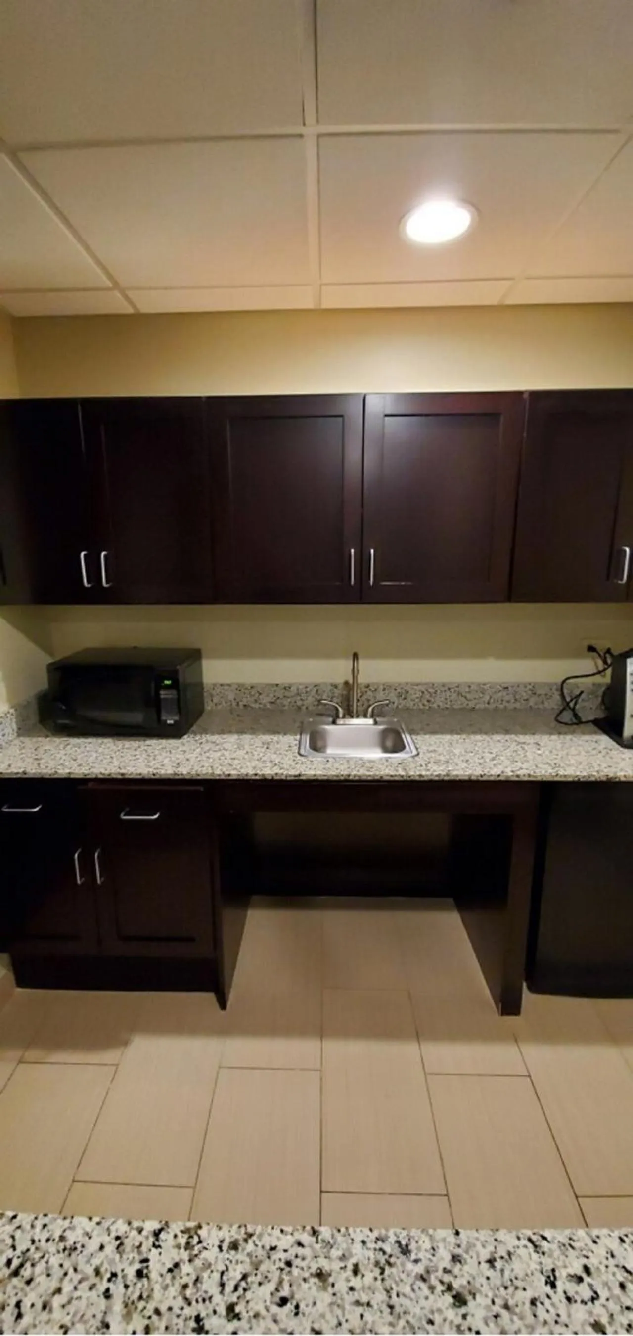 Kitchen or kitchenette in Holiday Inn Express Pittsburgh West - Greentree by IHG