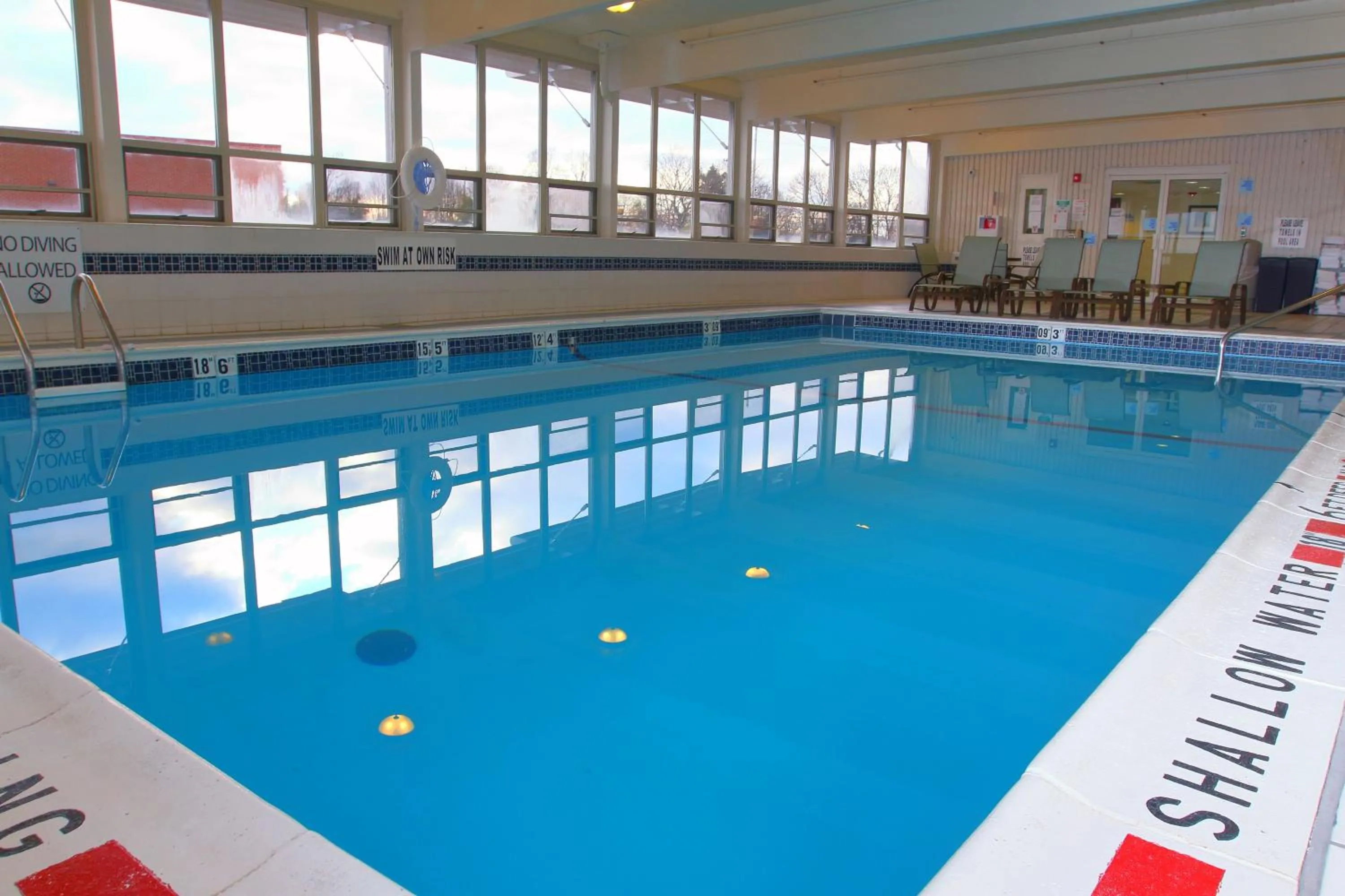 Swimming pool in Holiday Inn Express Pittsburgh West - Greentree by IHG