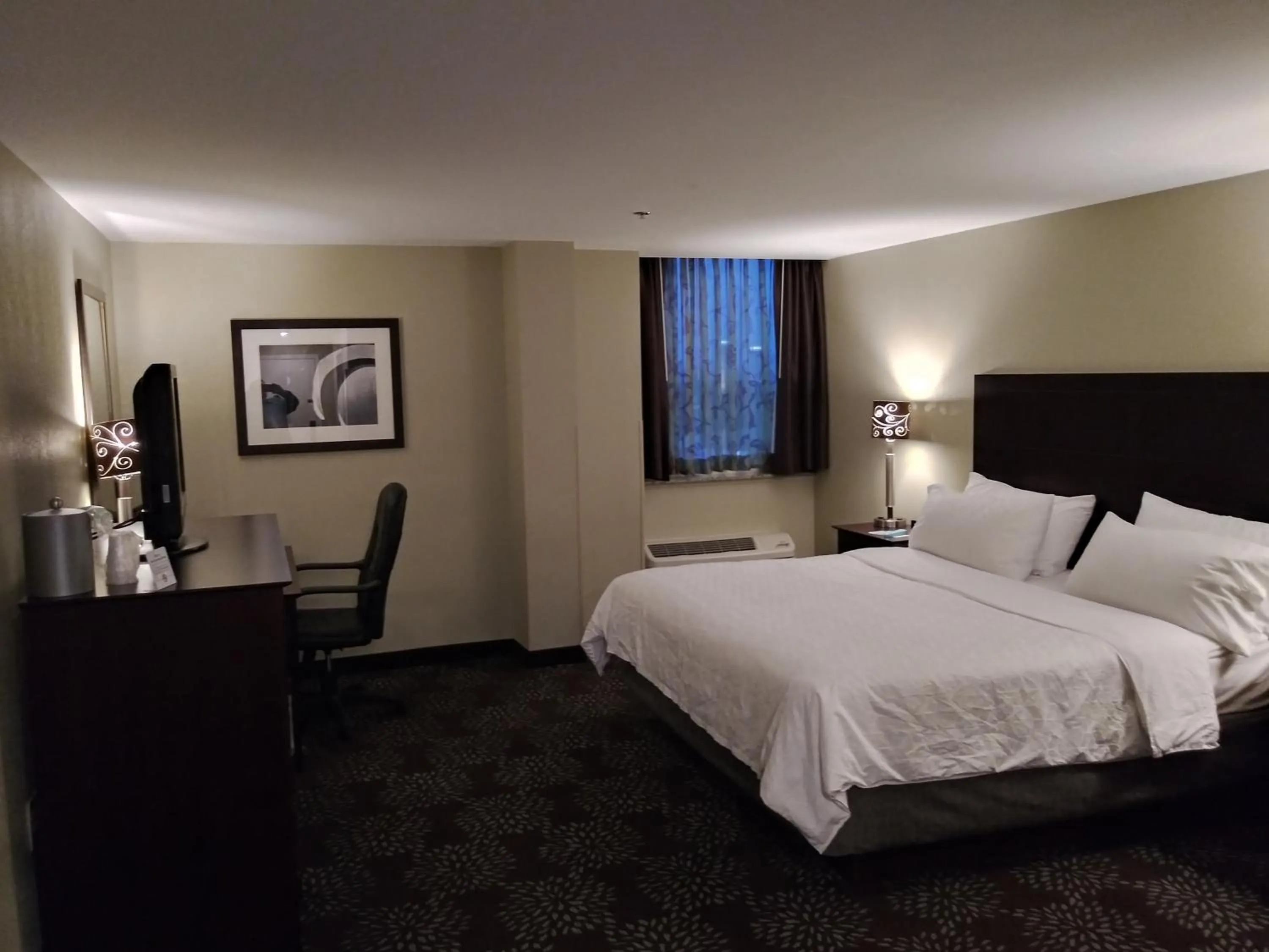 Bed in Holiday Inn Express Pittsburgh West - Greentree by IHG