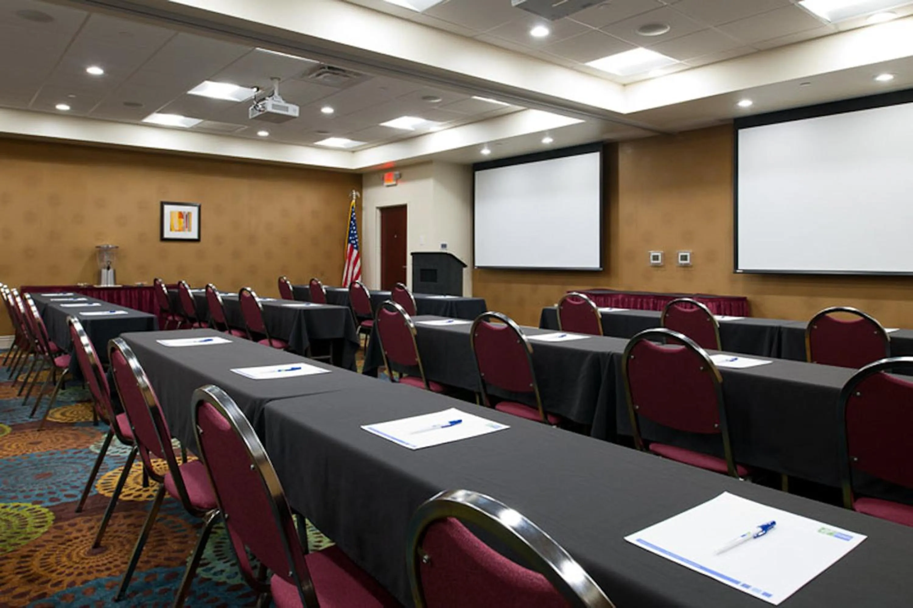 Meeting/conference room in Holiday Inn Express Pittsburgh West - Greentree by IHG