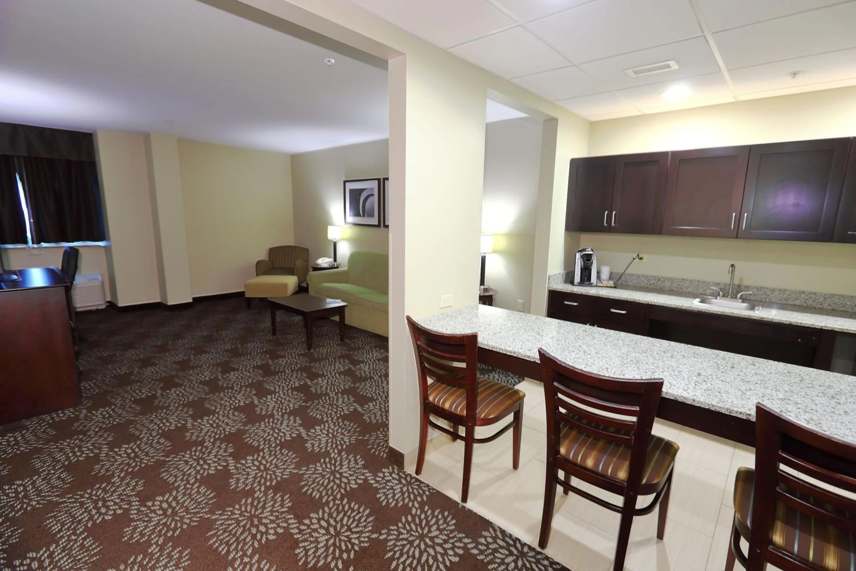 Living room in Holiday Inn Express Pittsburgh West - Greentree by IHG