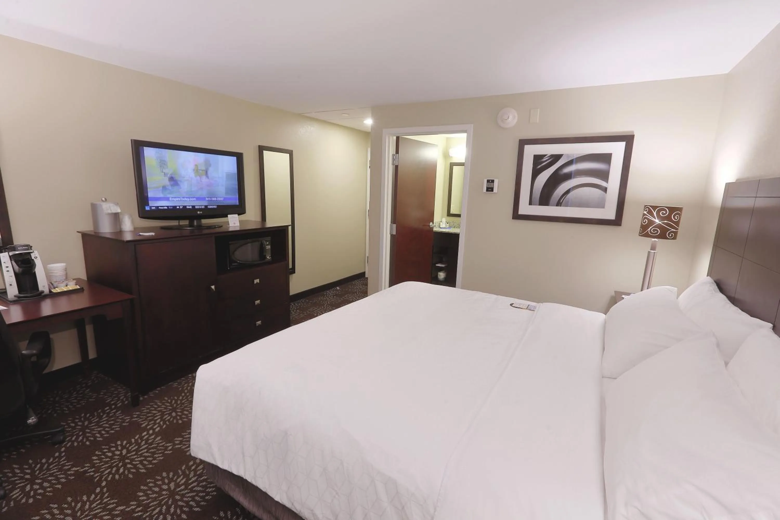 Photo of the whole room, Bed in Holiday Inn Express Pittsburgh West - Greentree by IHG