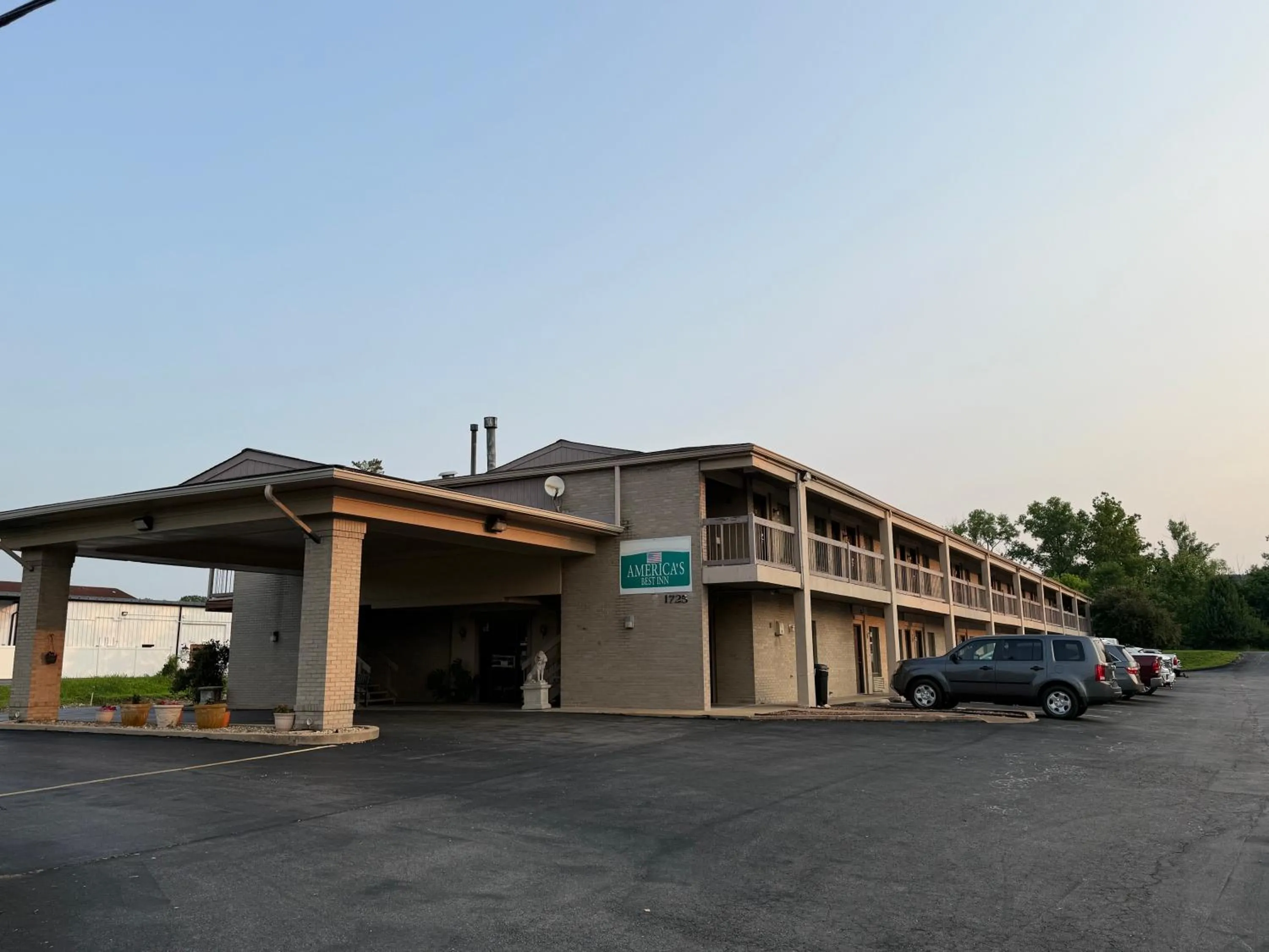 Property building in America's Best Inn & Suites Eureka