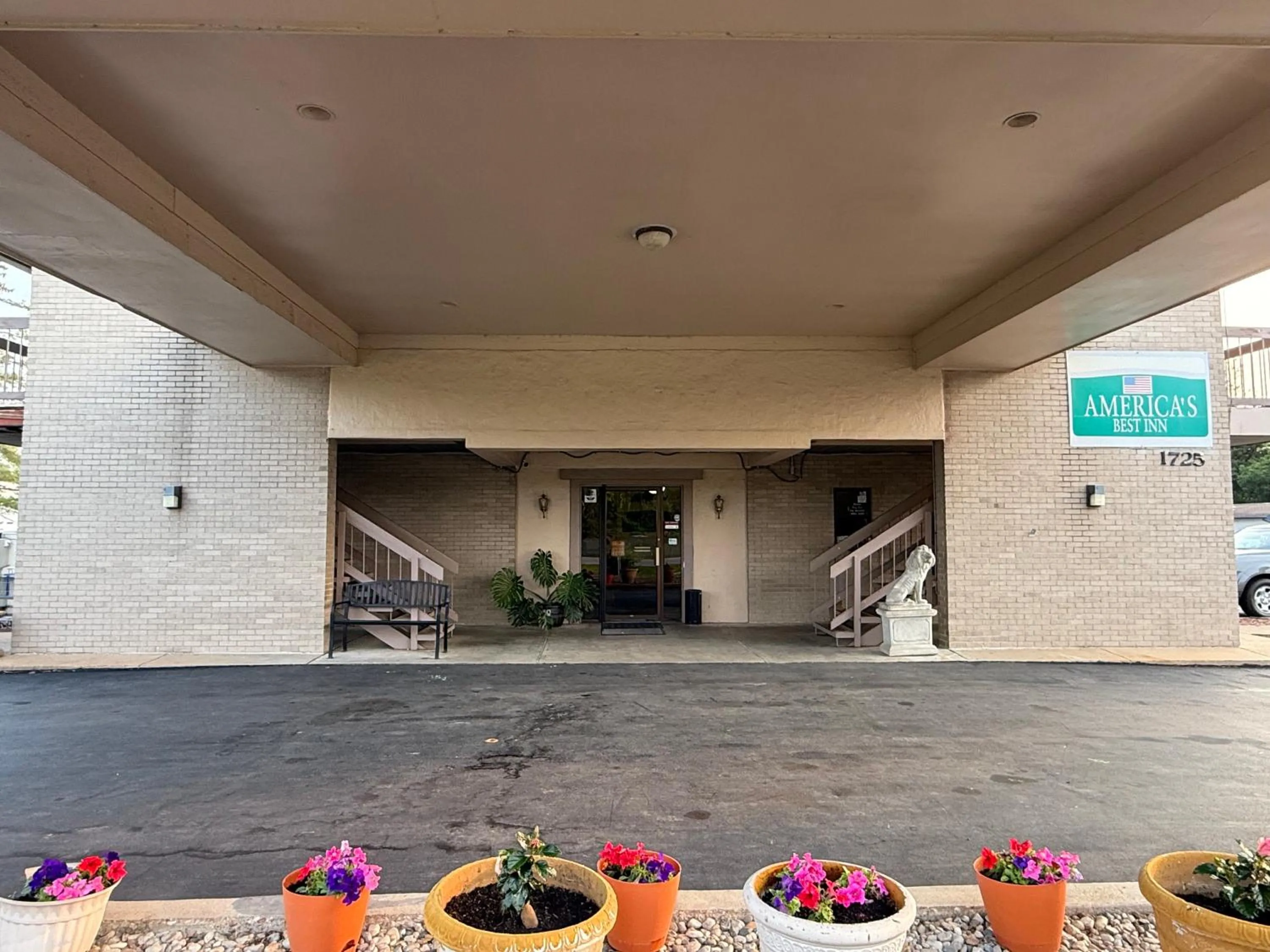 Facade/entrance in America's Best Inn & Suites Eureka