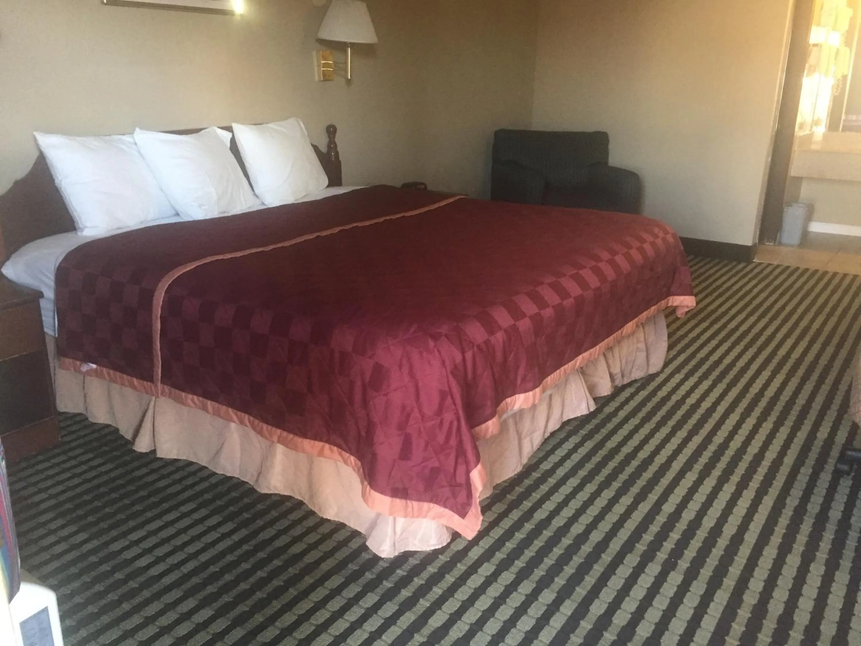 Bed in America's Best Inn & Suites Eureka