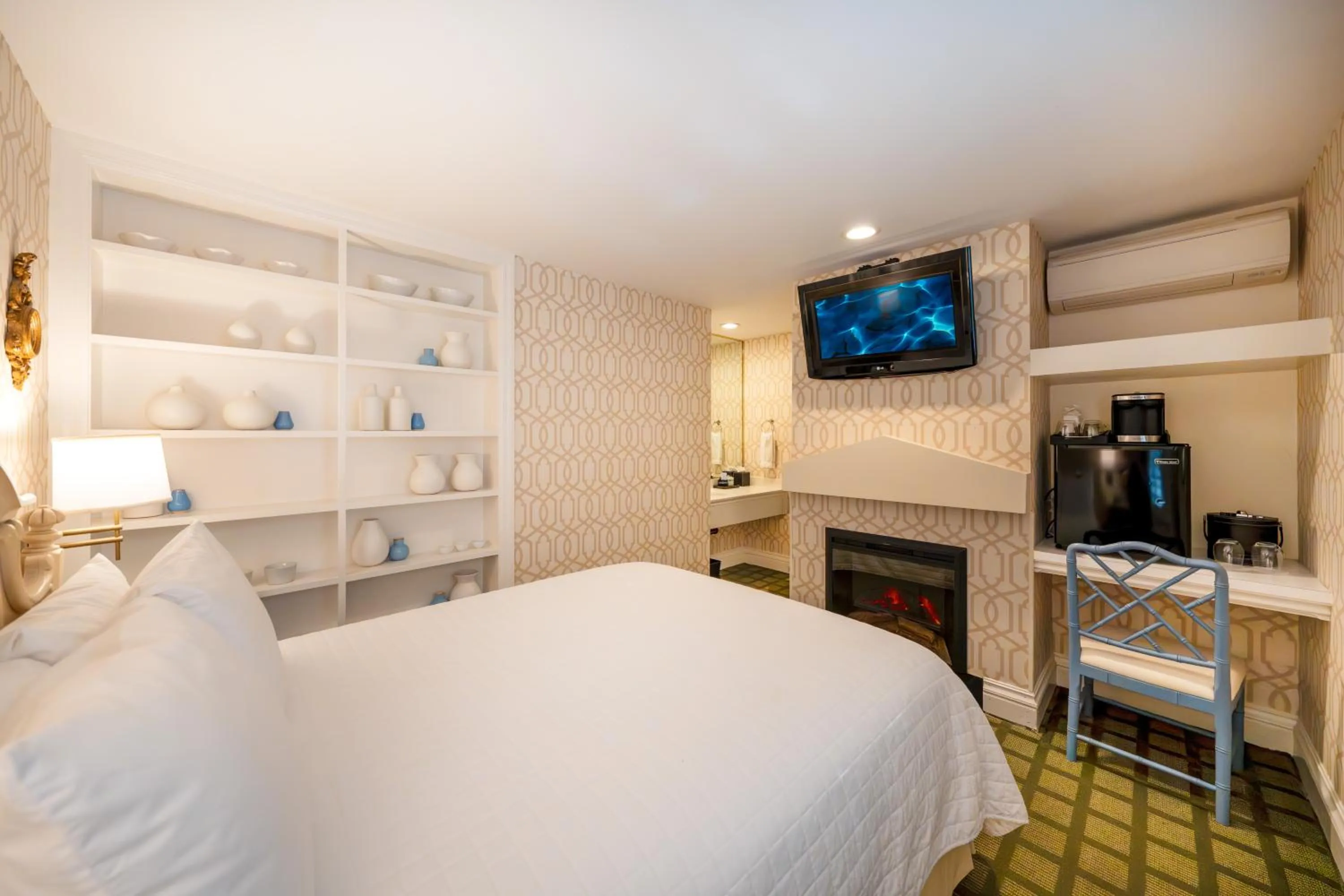 Bedroom, Bed in The Bergson, BW Signature Collection