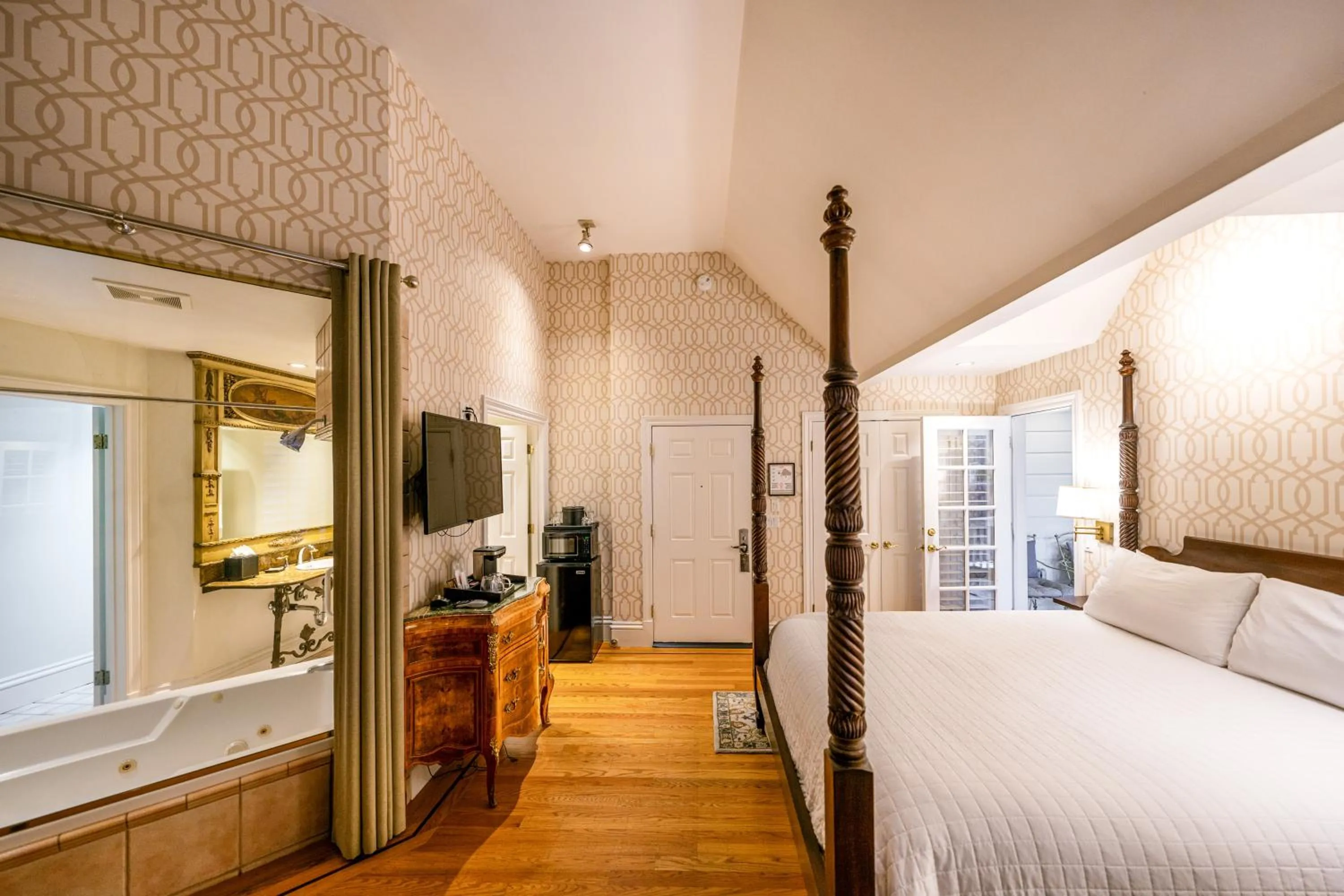 Bedroom, Bed in The Bergson, BW Signature Collection