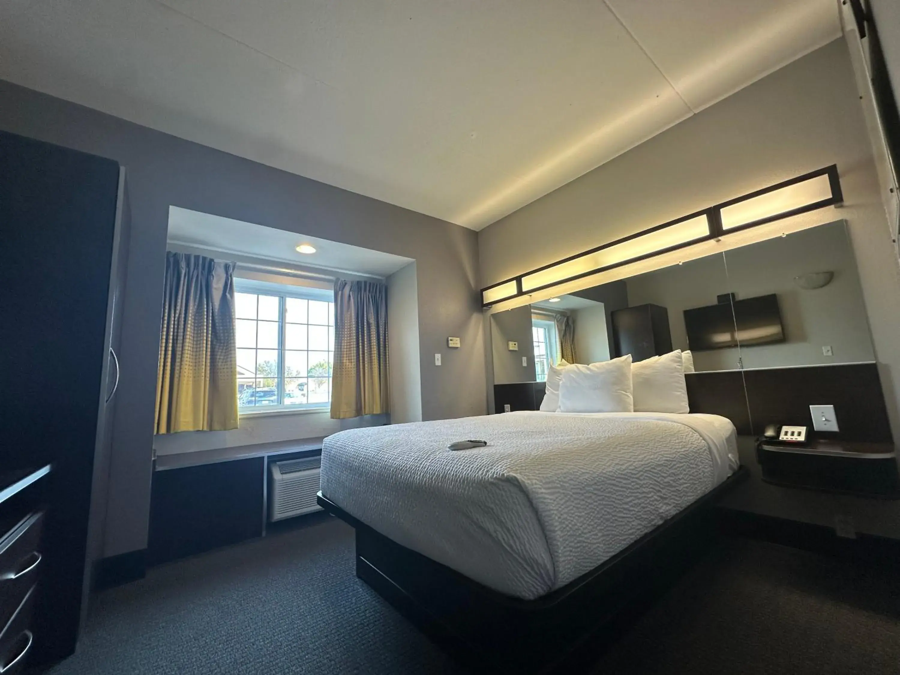 Queen Room - Non-Smoking in Microtel Inn & Suites by Wyndham Quincy Downtown - River Area Queen Room - Non-Smoking in Microtel Inn & Suites by Wyndham Quincy Downtown - River Area