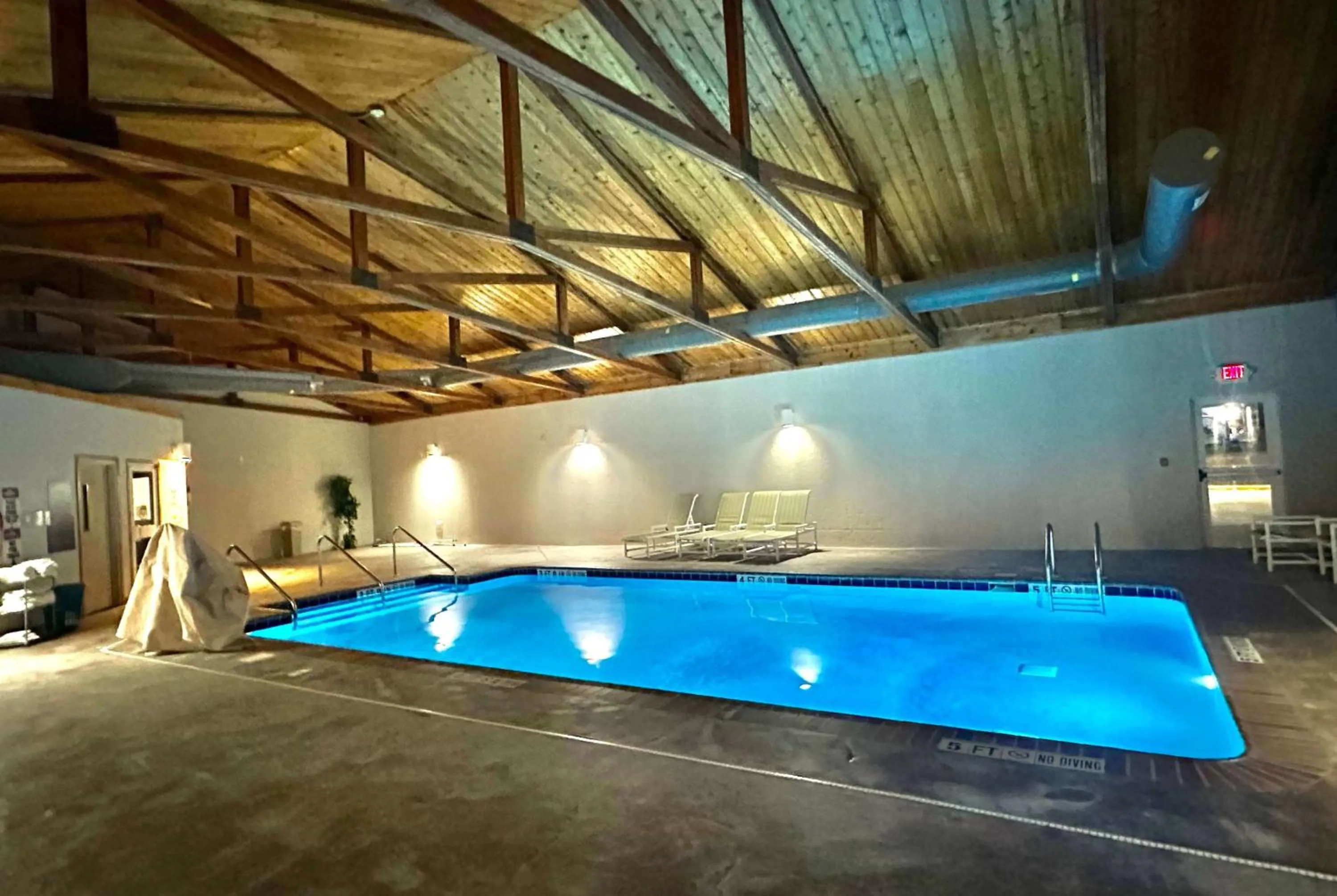 Pool view in Microtel Inn & Suites by Wyndham Quincy Downtown - River Area