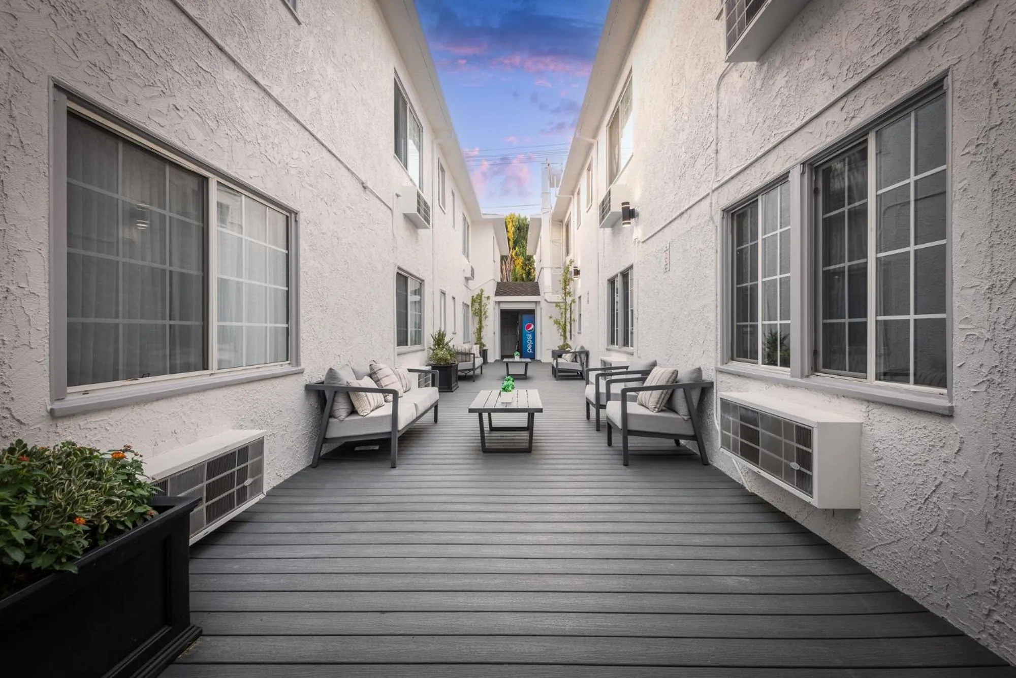 Wilshire Crest Hotel