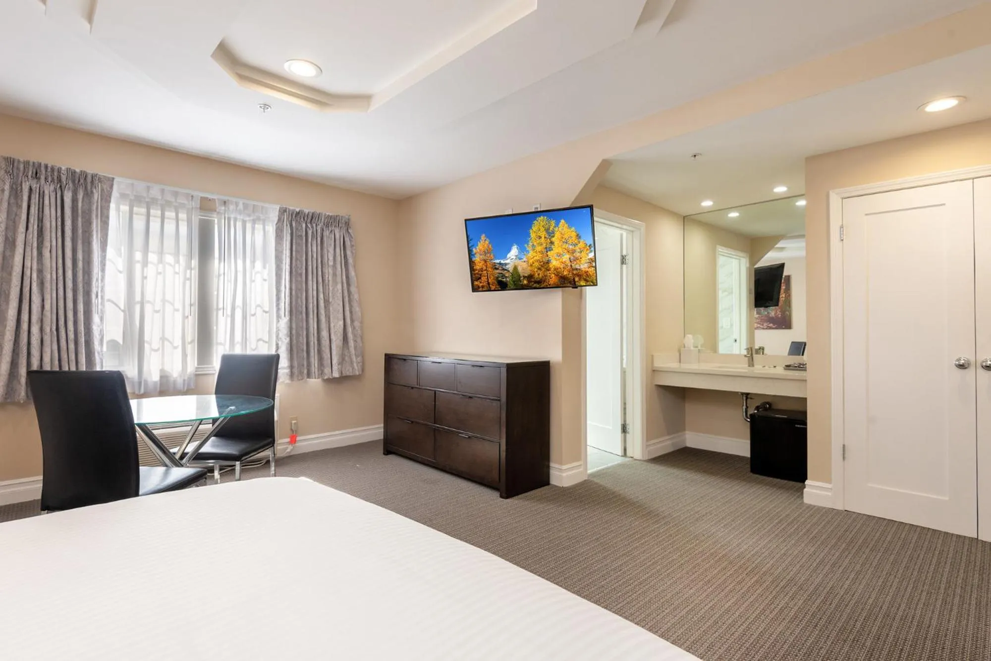 Bed in Wilshire Crest Hotel