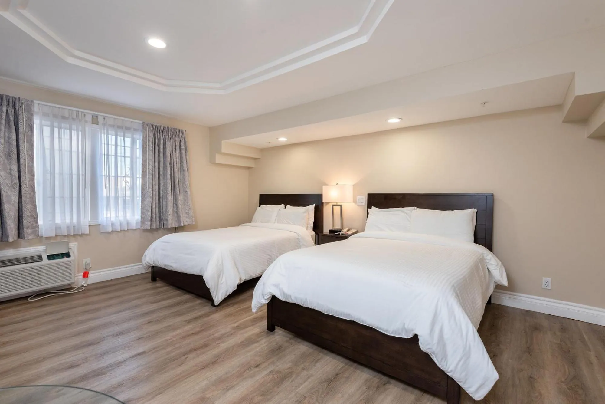 Bed in Wilshire Crest Hotel