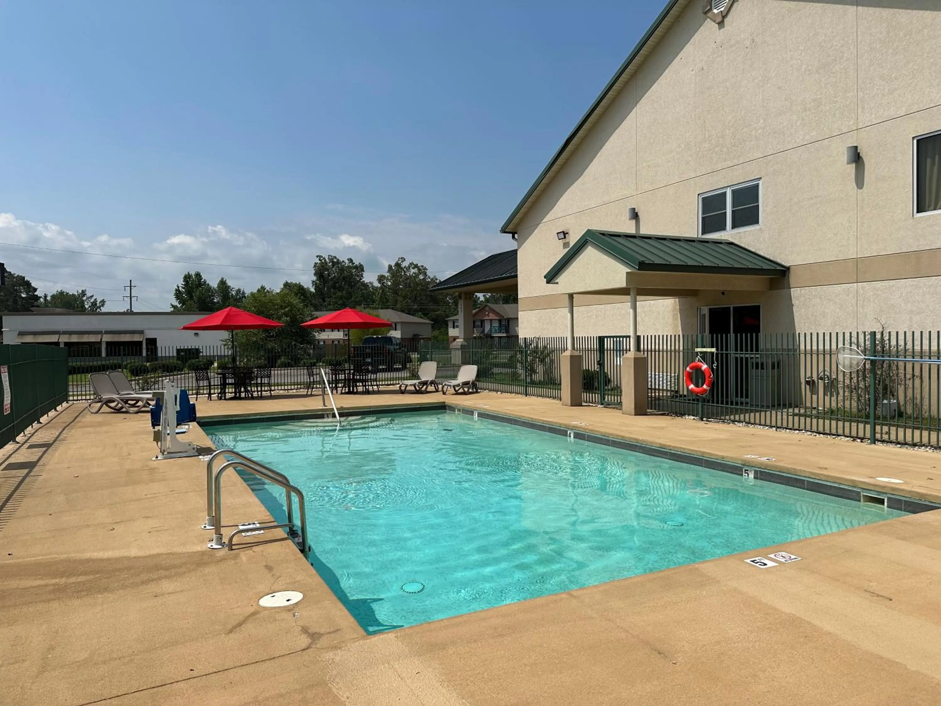 Swimming pool in Star City Inn & Suites