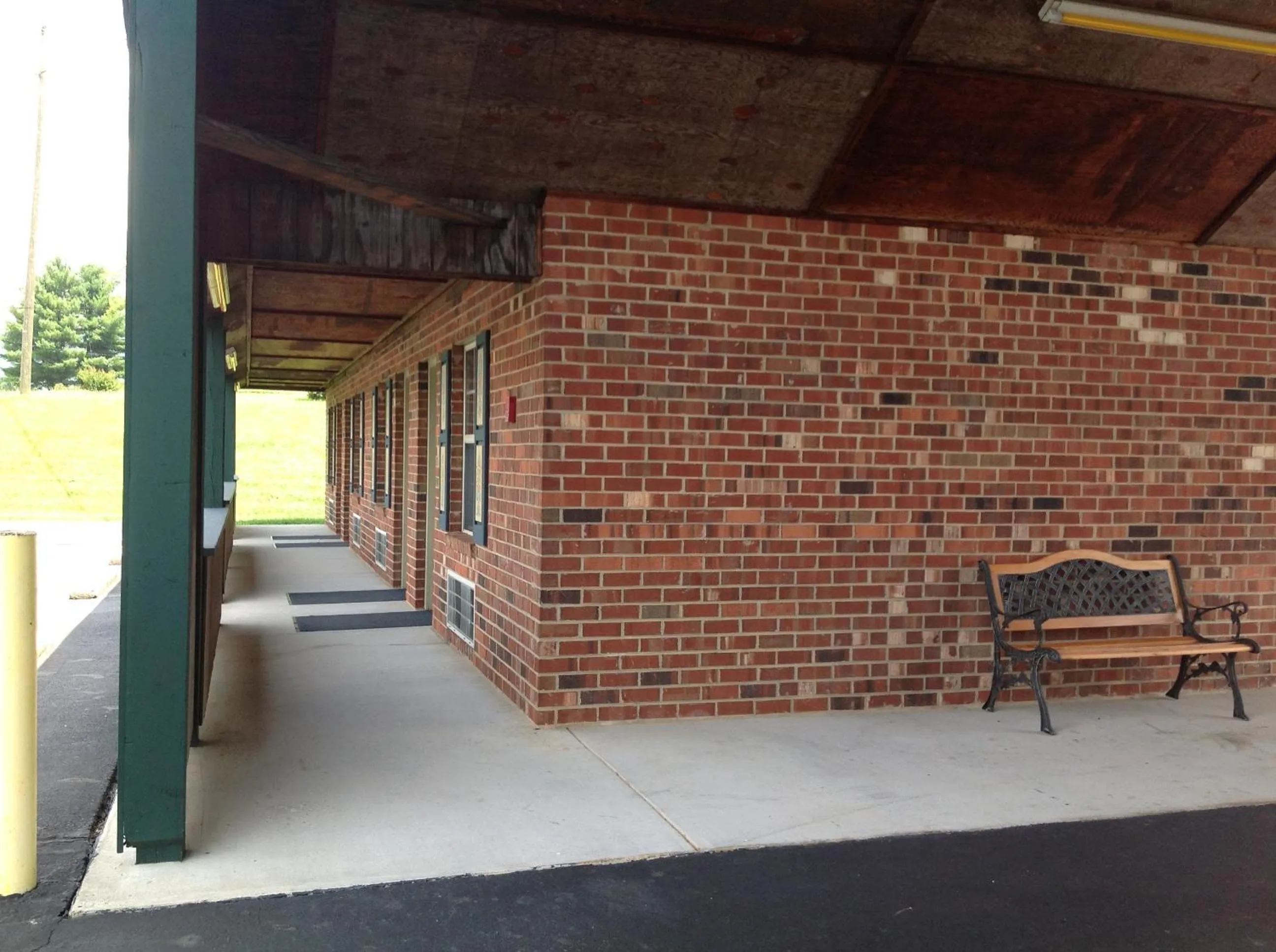 Facade/entrance in Village Inn