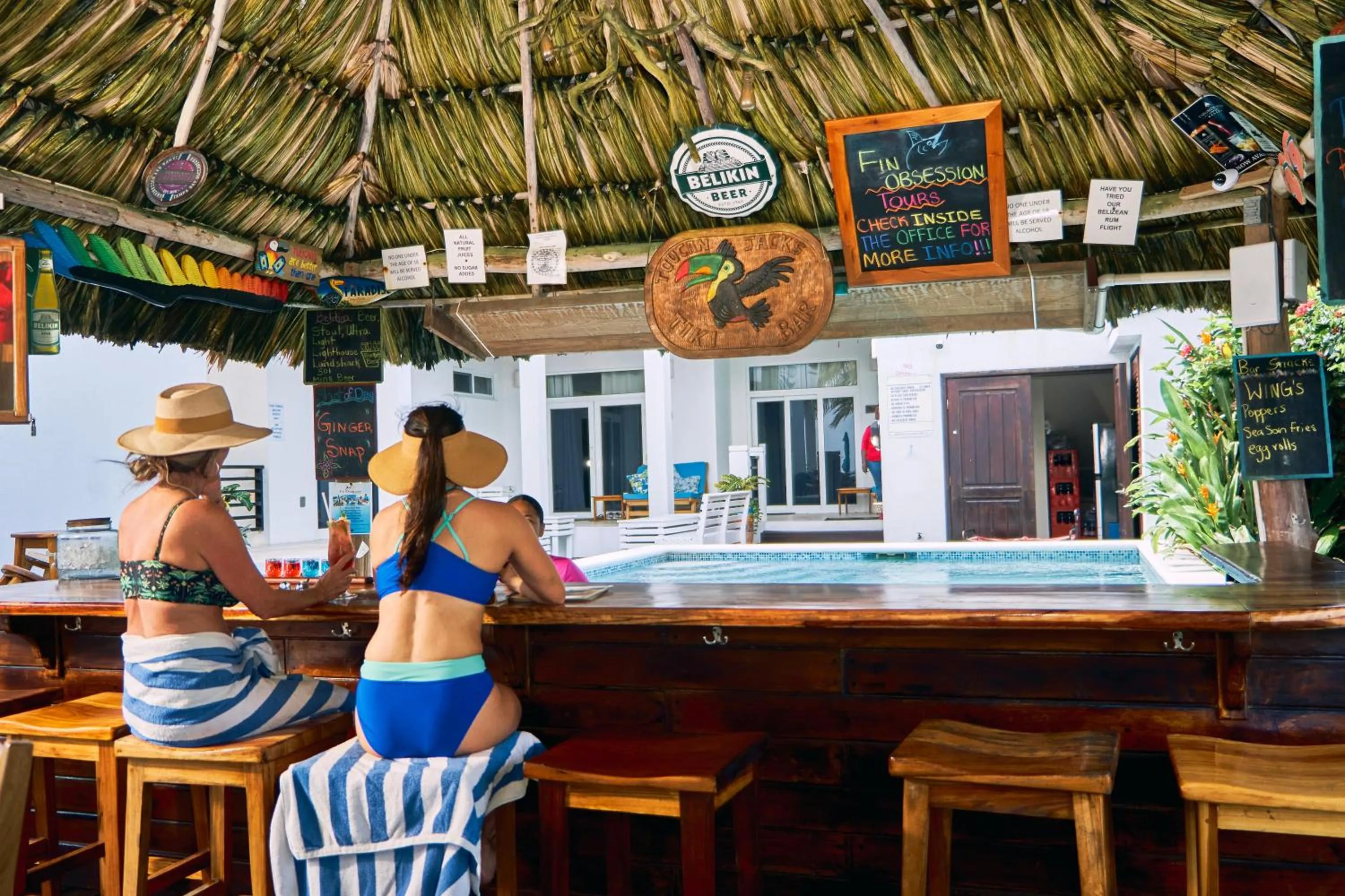 Lounge or bar in Ocean Breeze