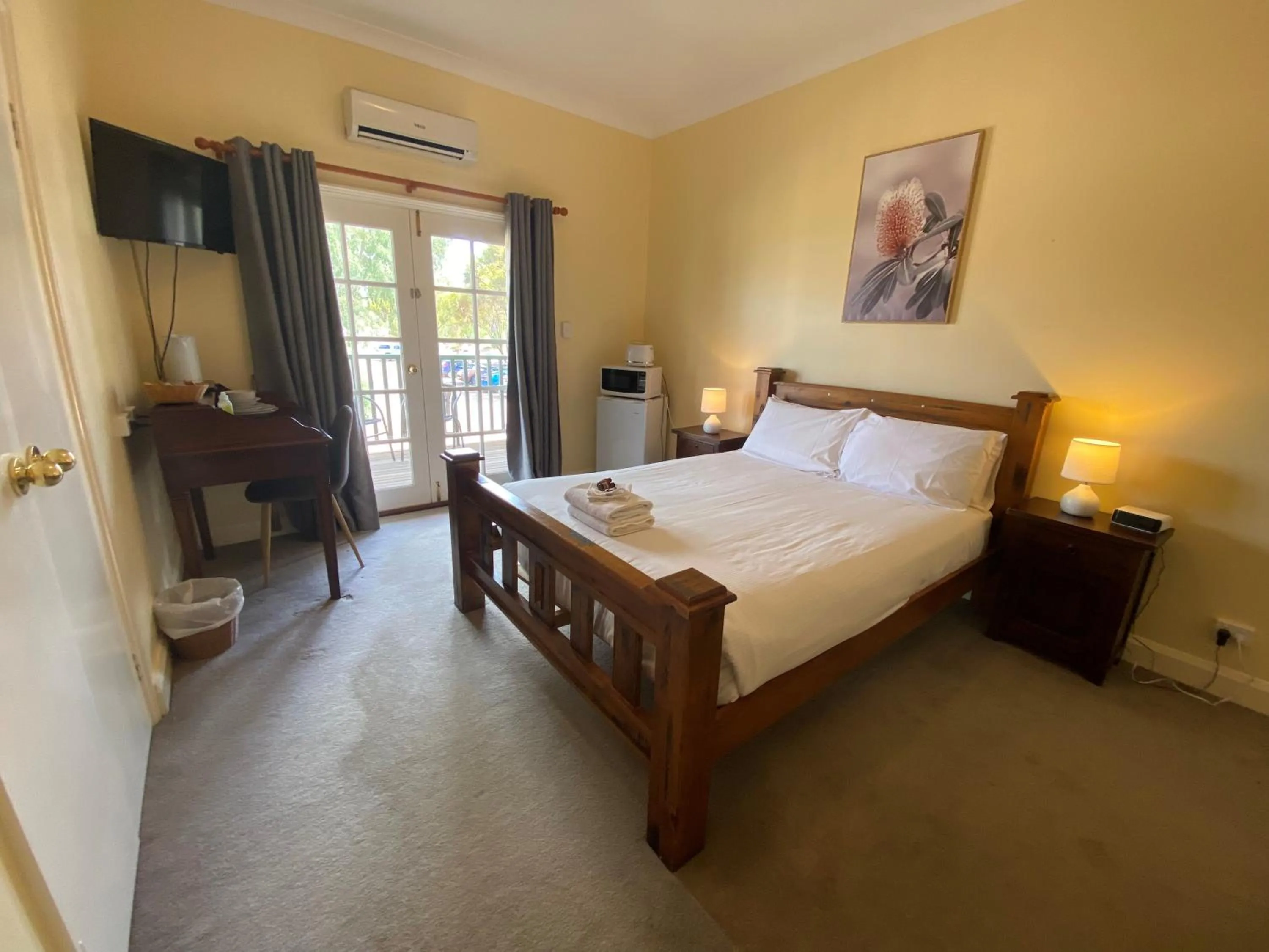 Queen Room with Spa Bath in Settlers House York