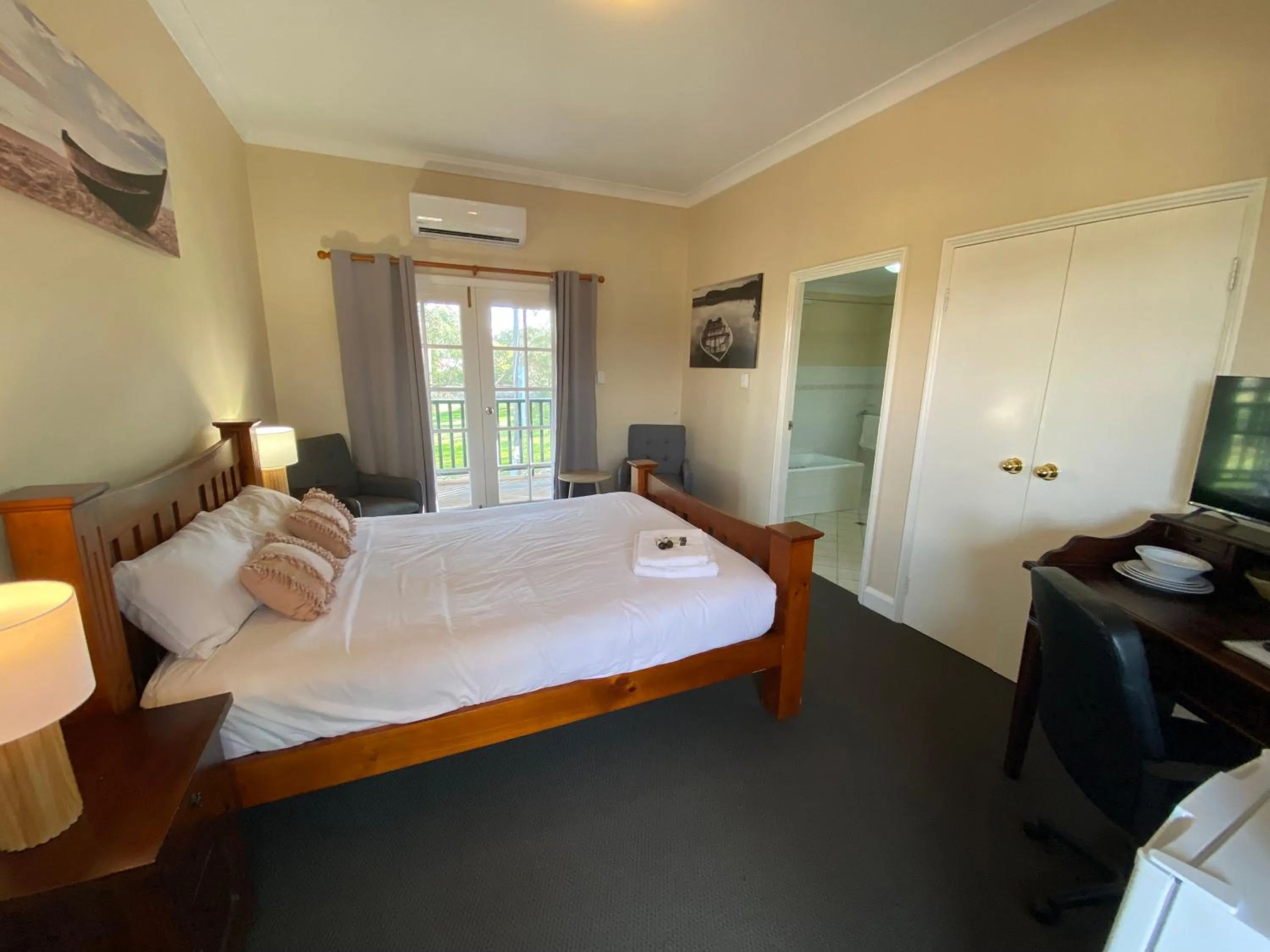 Queen Room with Spa Bath in Settlers House York