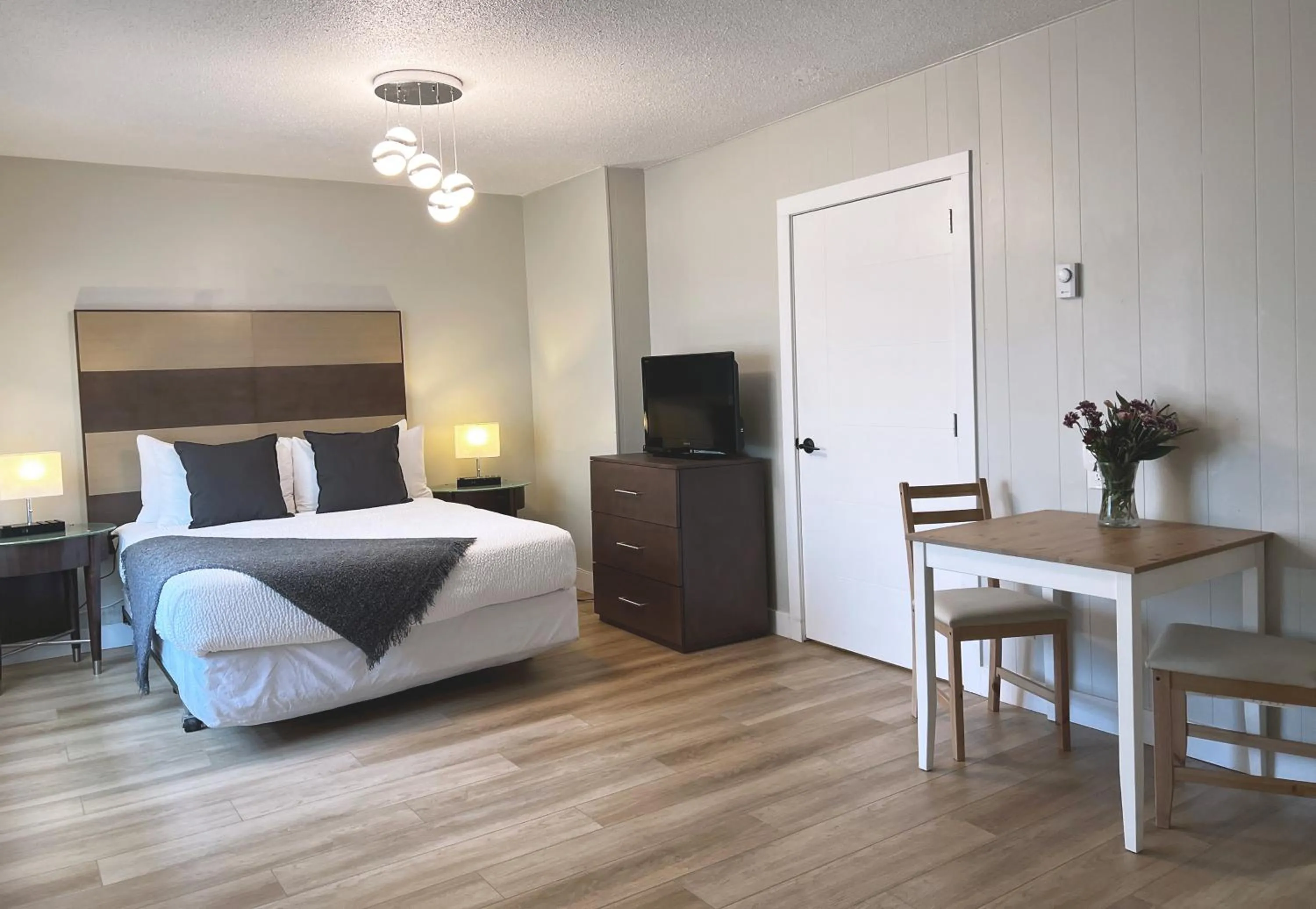 Photo of the whole room, Bed in Oceanside Villas