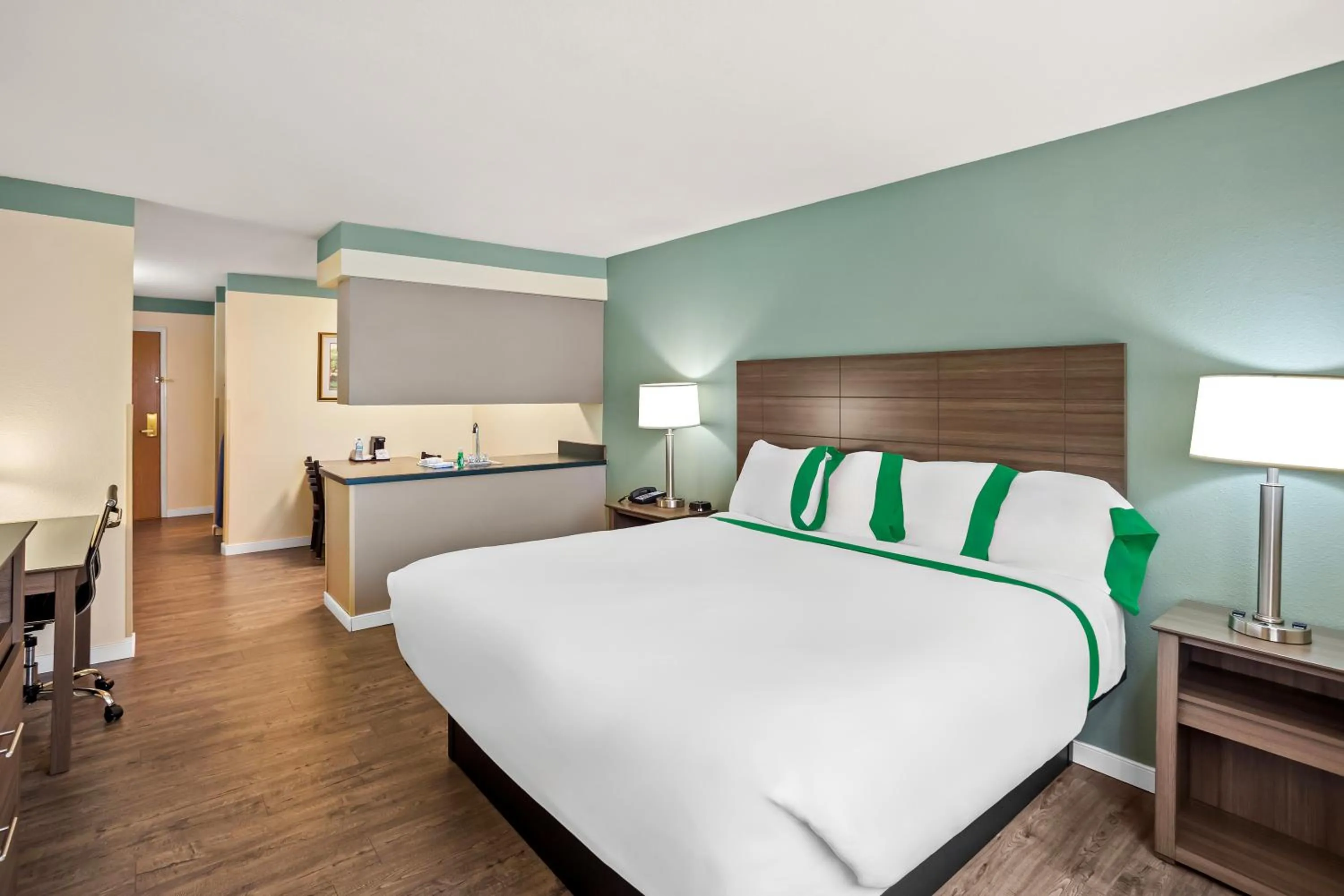 Bed in GuestHouse Inn & Suites Kelso/Longview