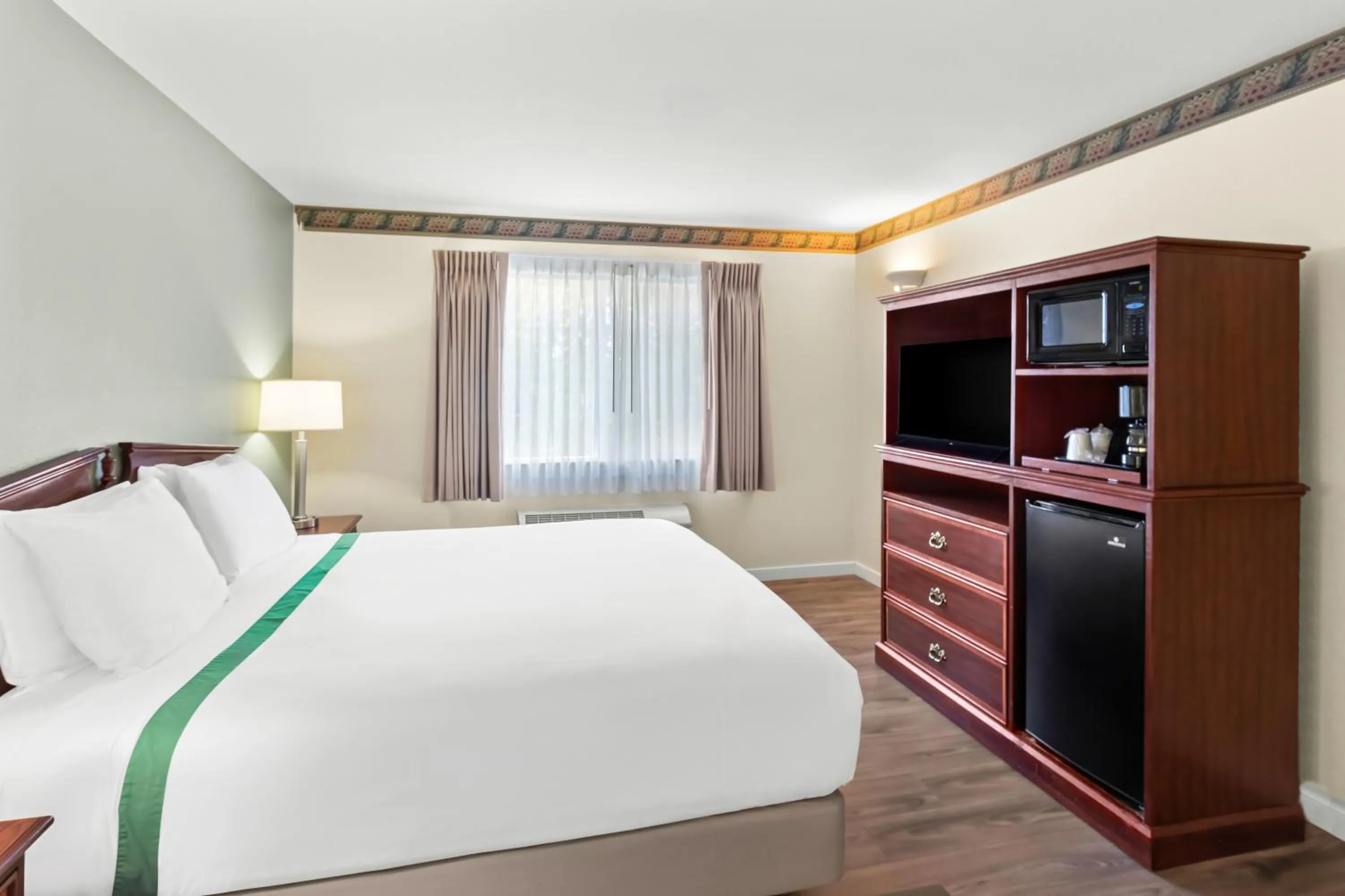 Accessible King Bed with Sofa bed in GuestHouse Inn & Suites Kelso/Longview