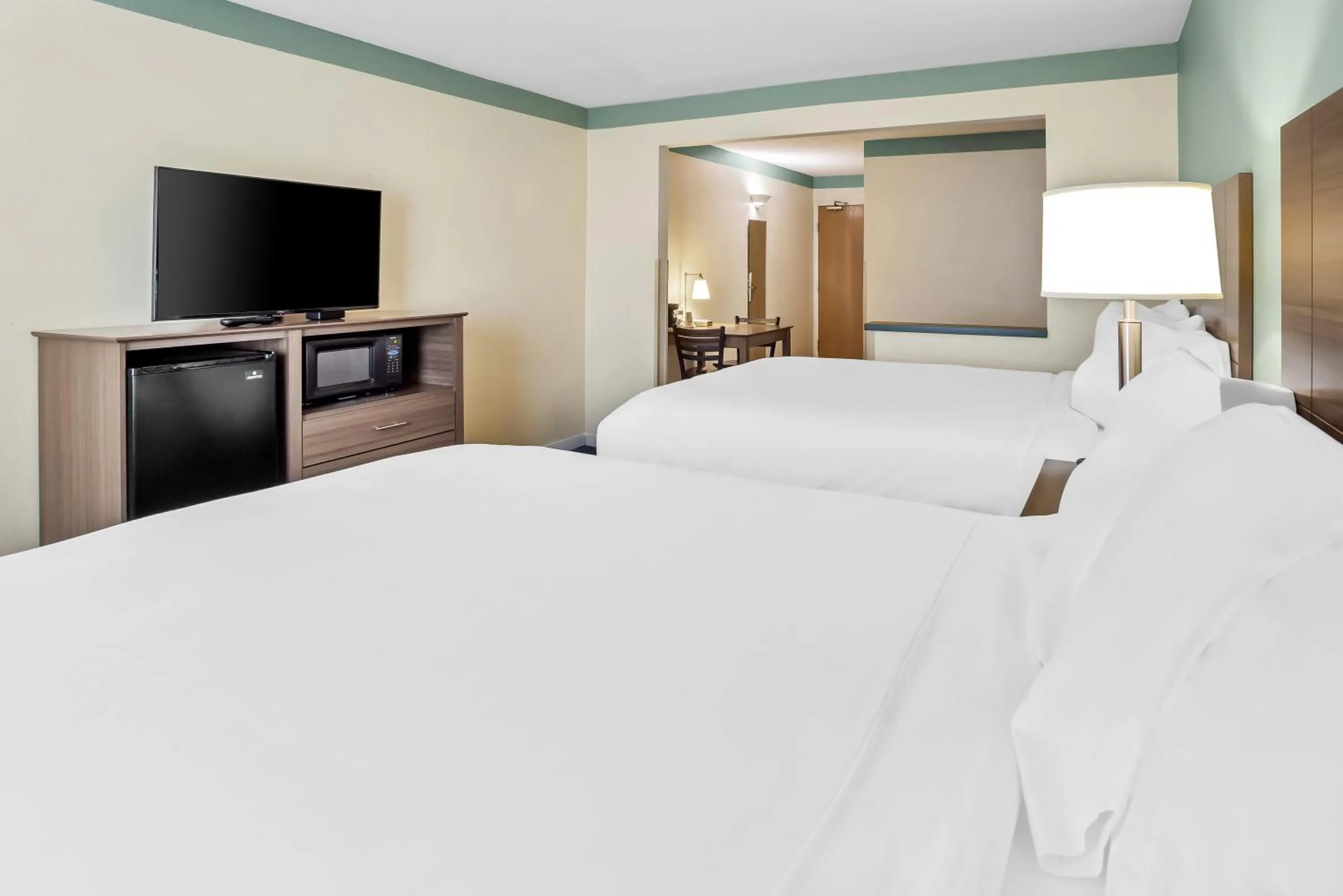 Bed in GuestHouse Inn & Suites Kelso/Longview