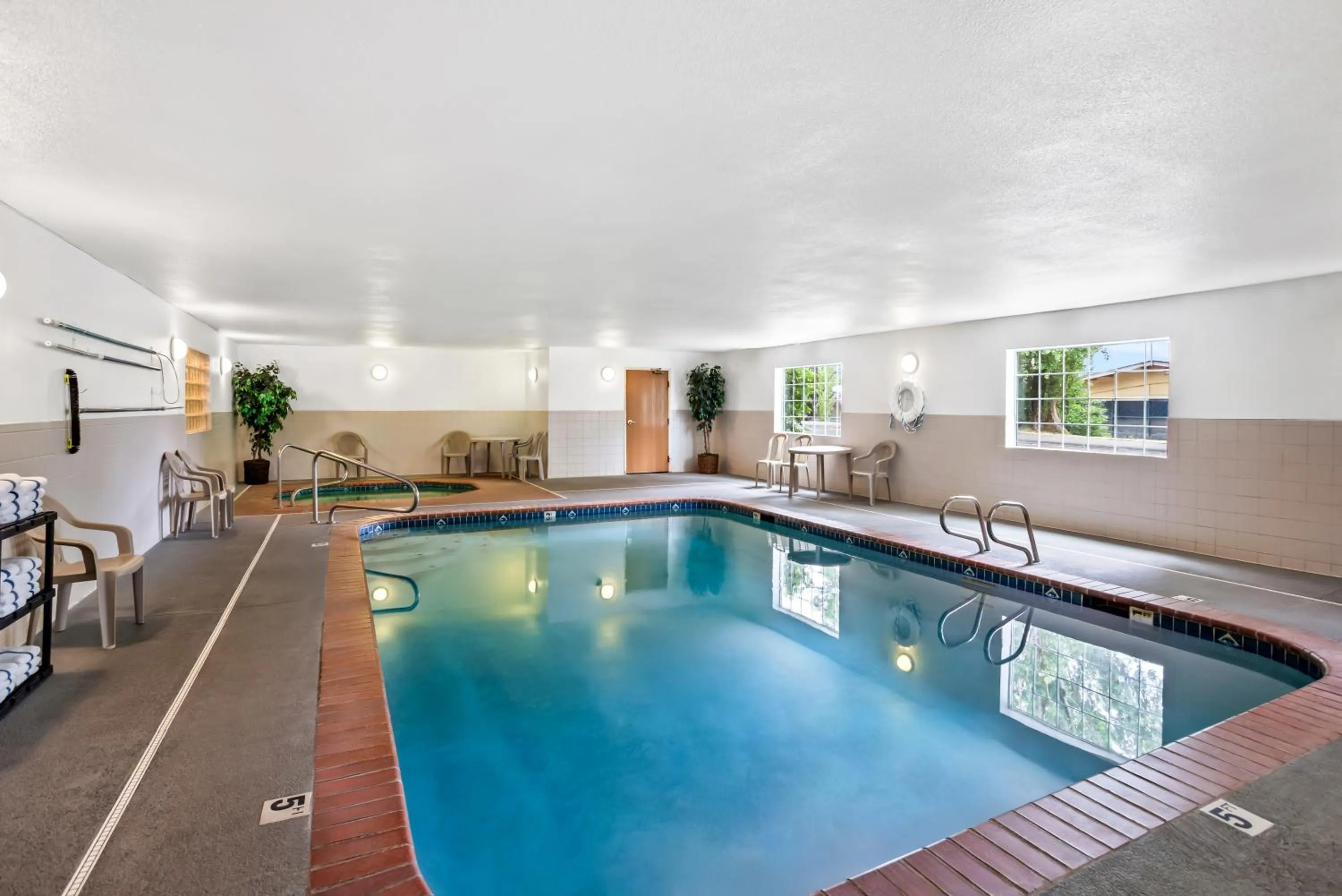 Swimming pool in GuestHouse Inn & Suites Kelso/Longview