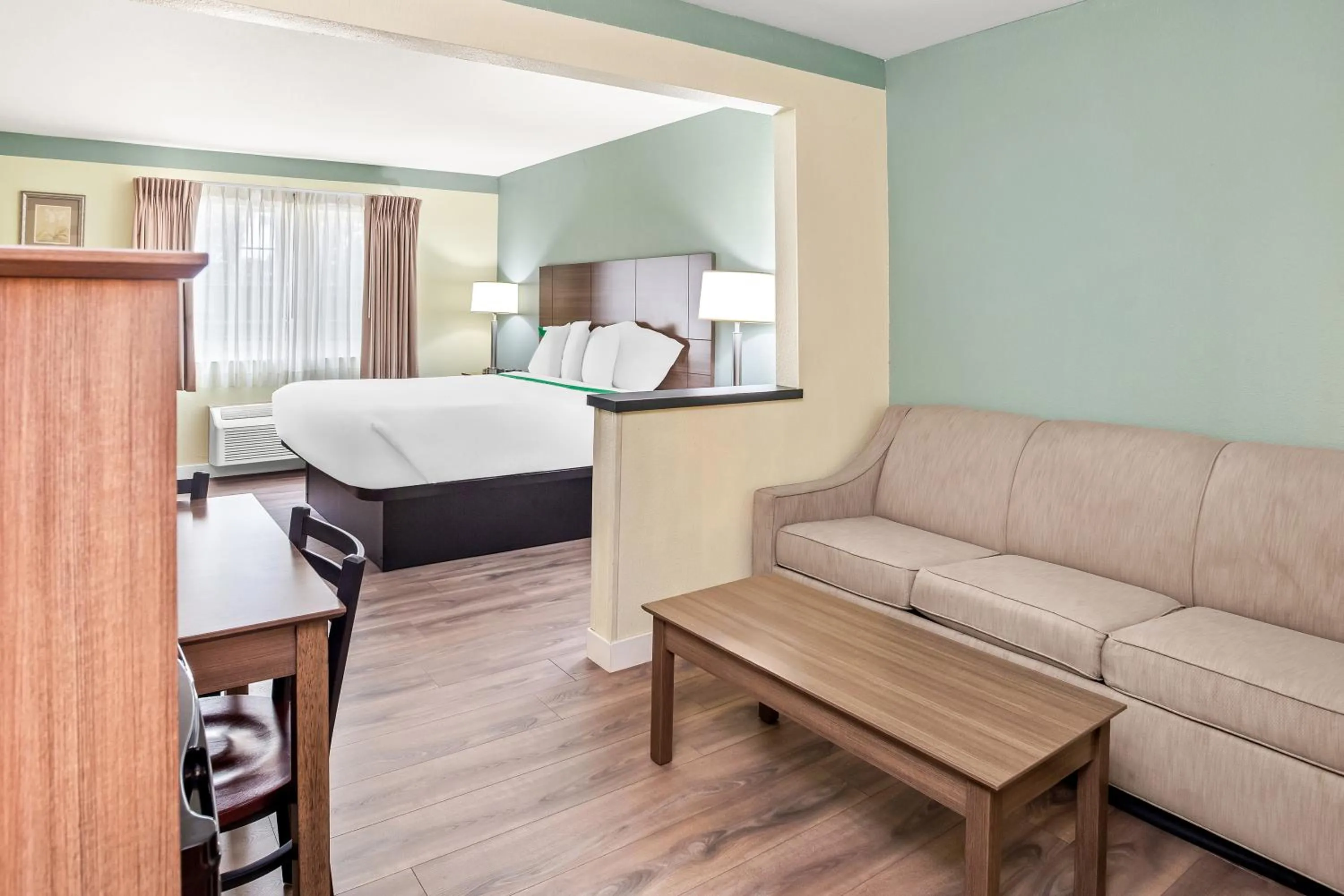 Bed in GuestHouse Inn & Suites Kelso/Longview