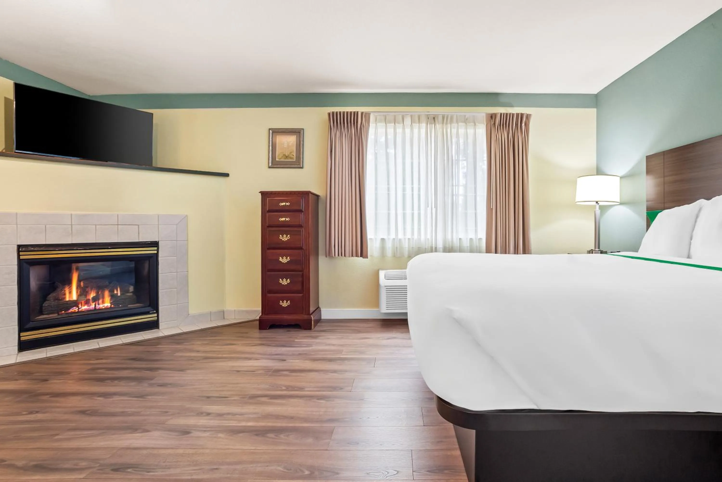 Bed in GuestHouse Inn & Suites Kelso/Longview