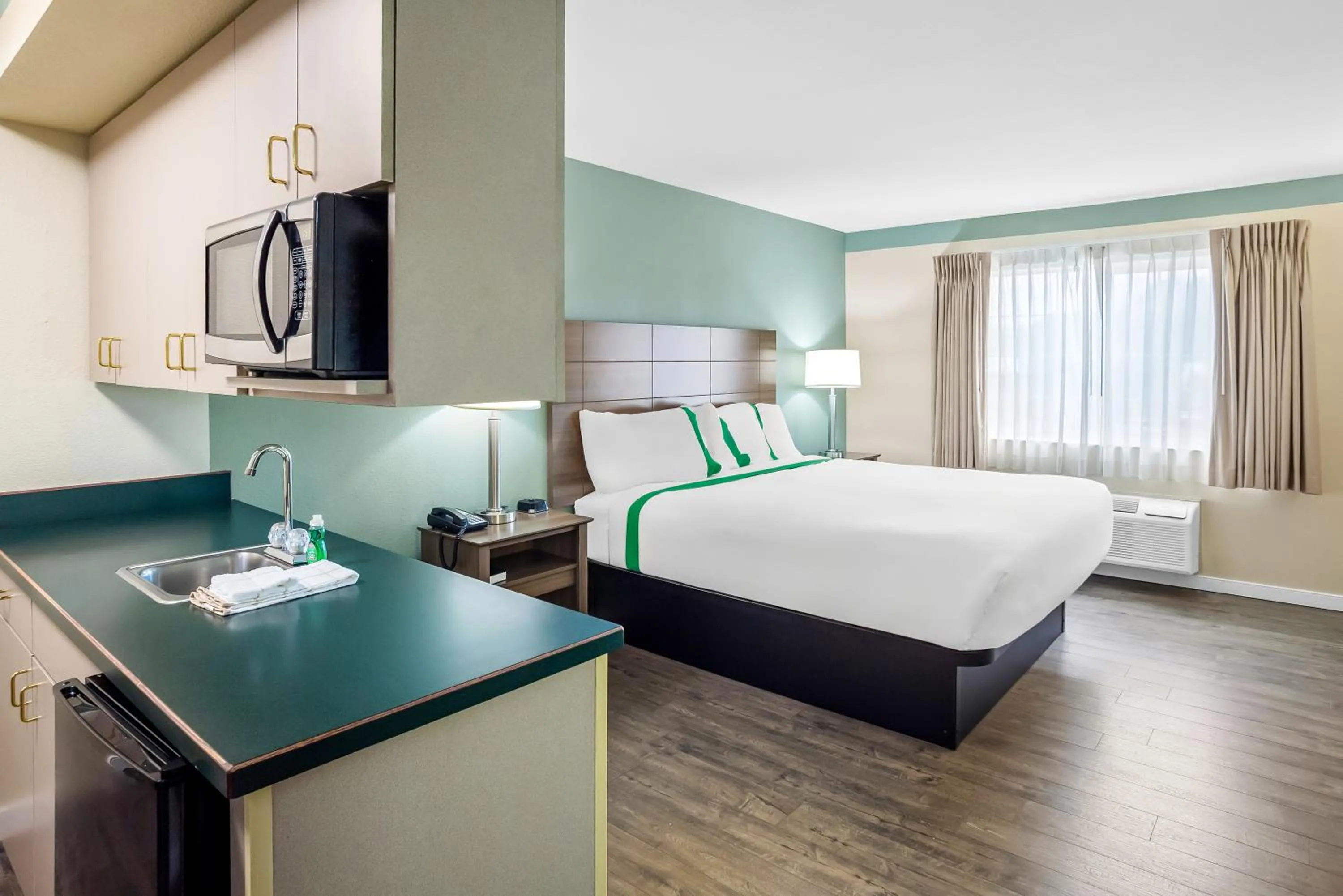 Bed in GuestHouse Inn & Suites Kelso/Longview