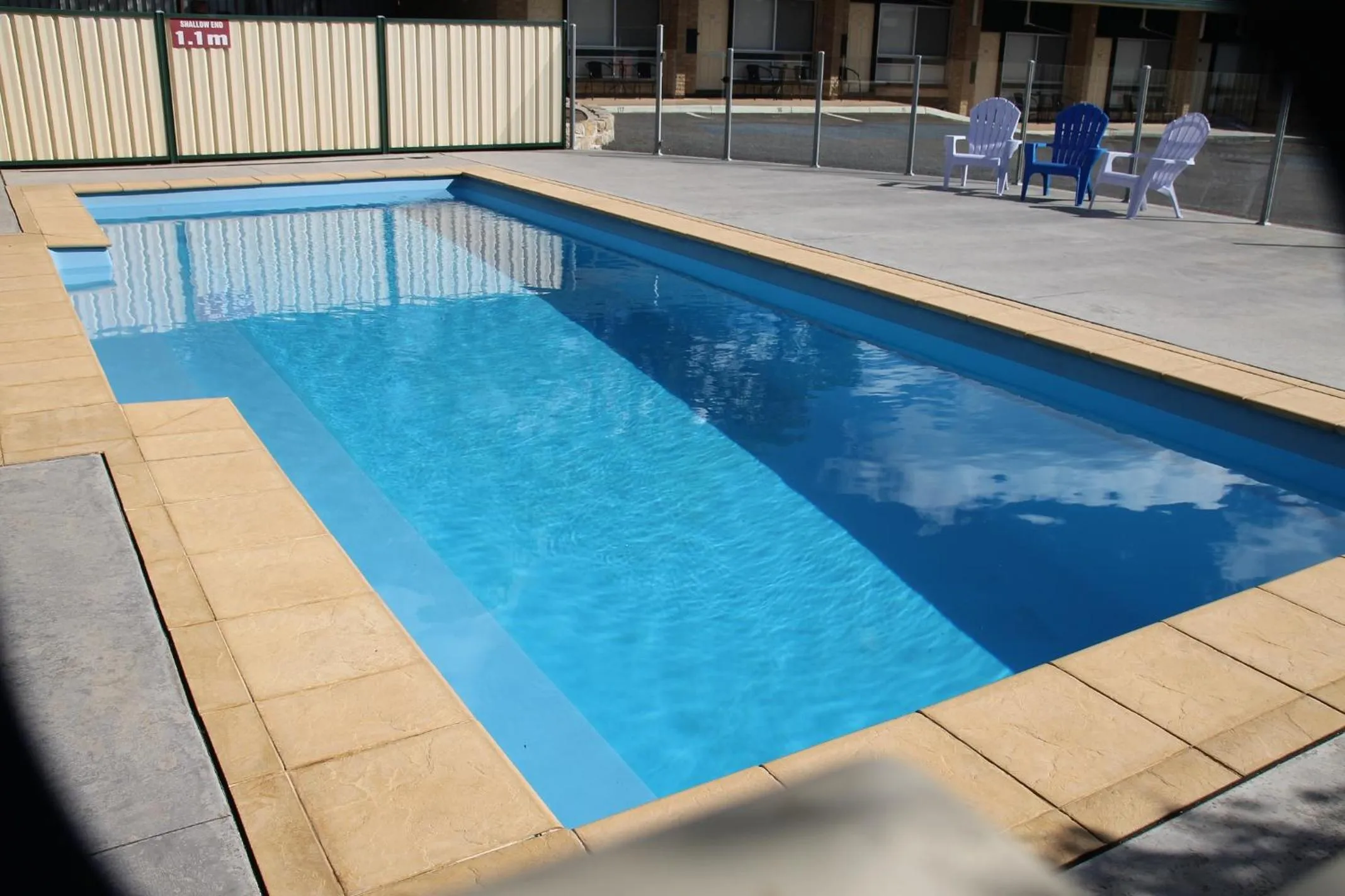 Swimming pool in Hi Way Eight Motor Inn