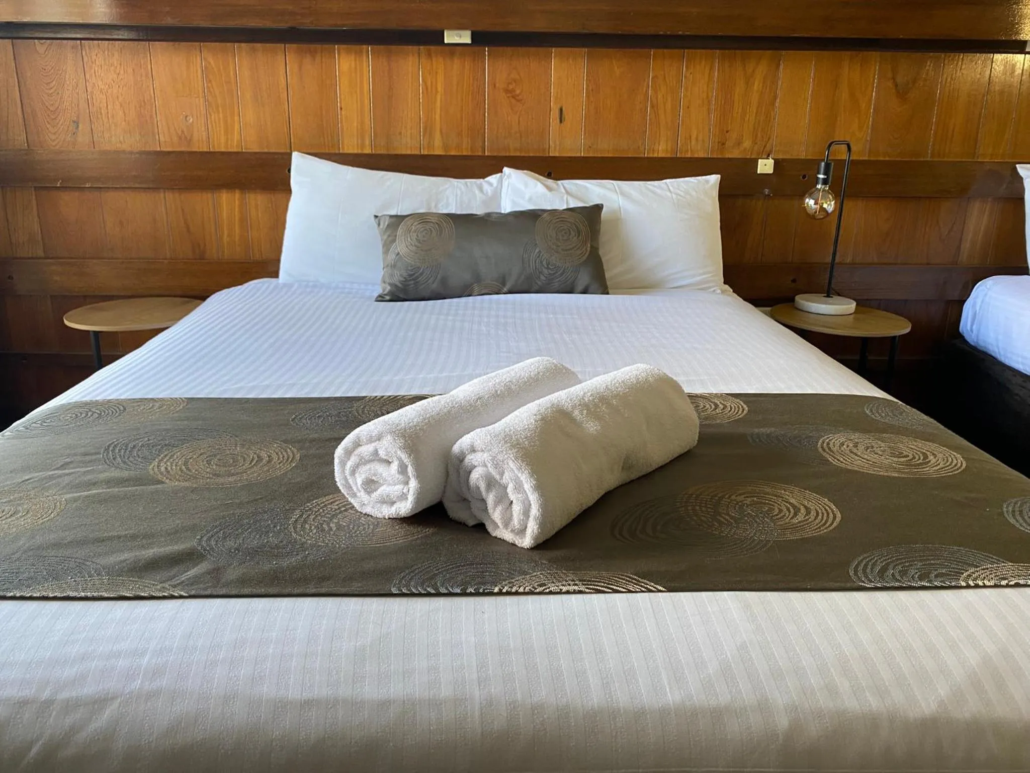 Bed in Hi Way Eight Motor Inn