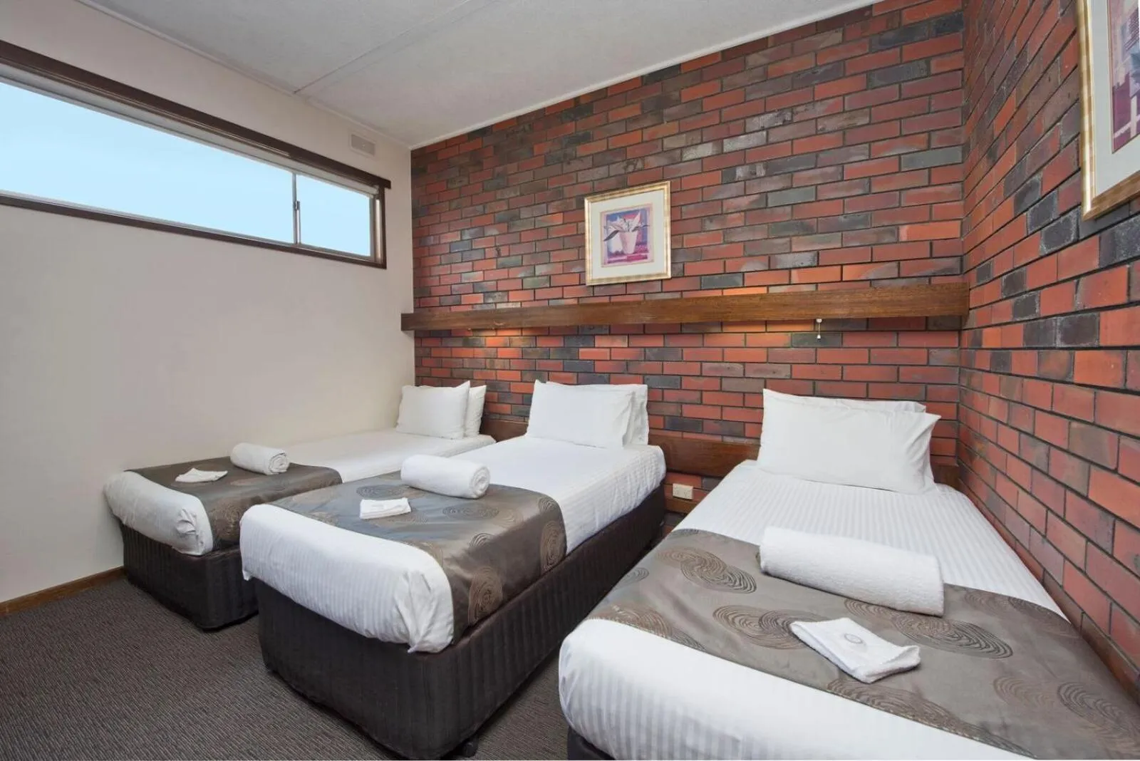 Bed in Hi Way Eight Motor Inn