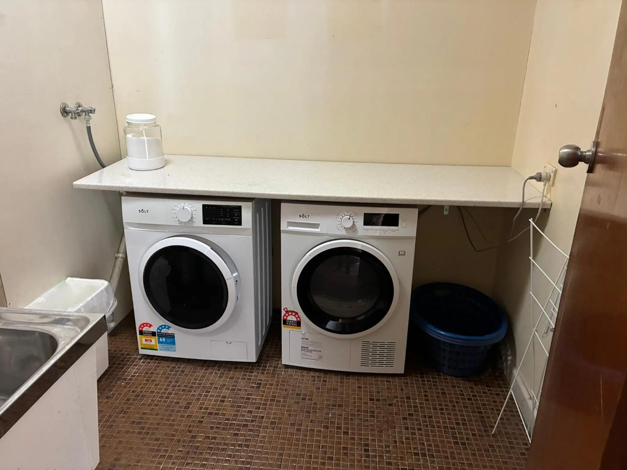 laundry in Hi Way Eight Motor Inn