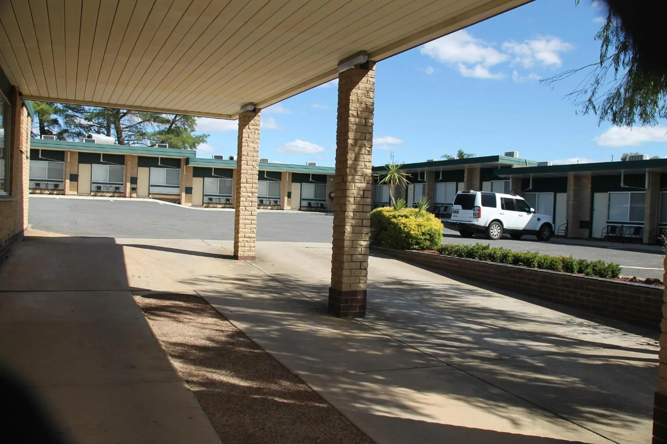 Facade/entrance in Hi Way Eight Motor Inn