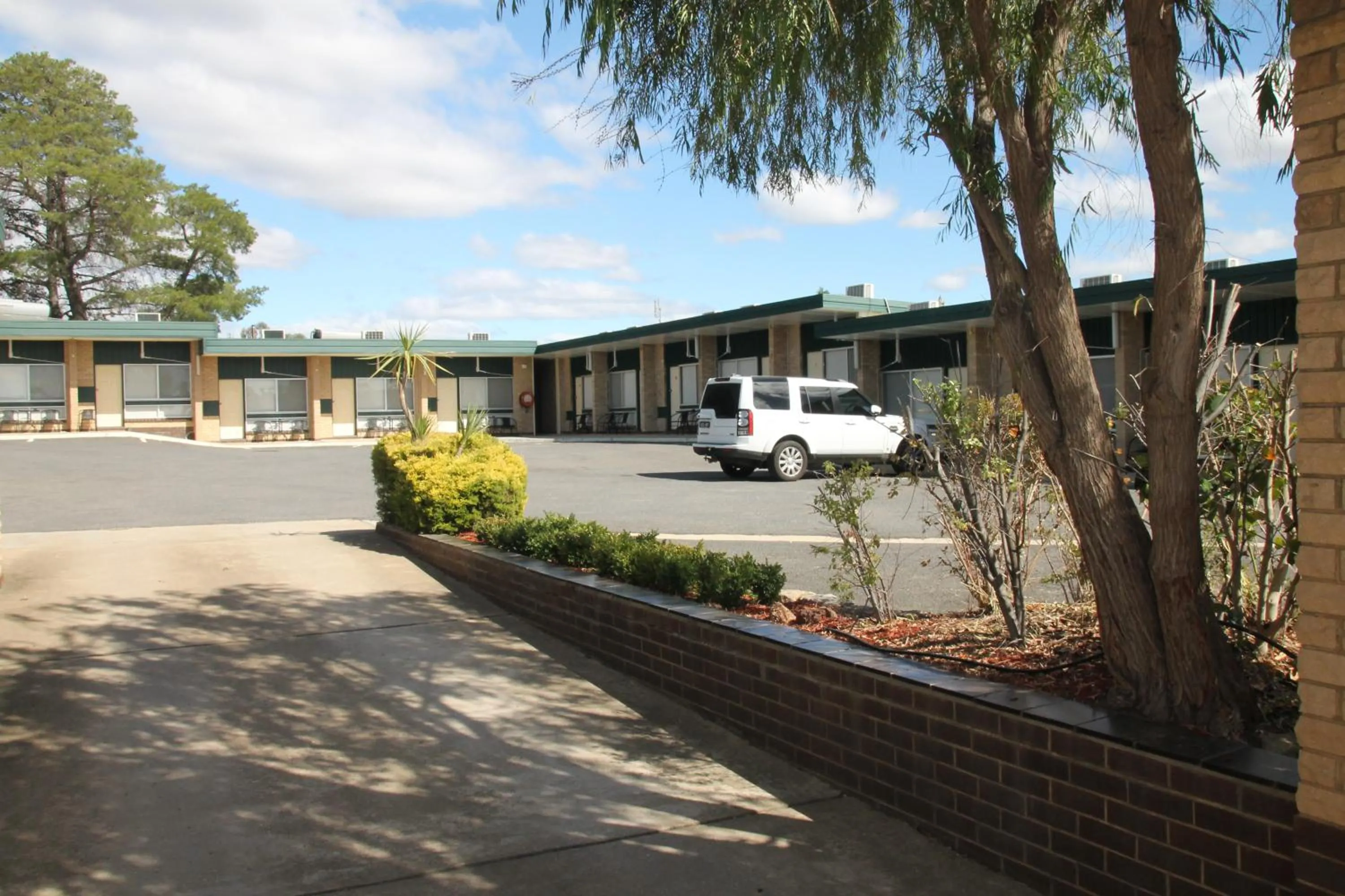 Parking in Hi Way Eight Motor Inn