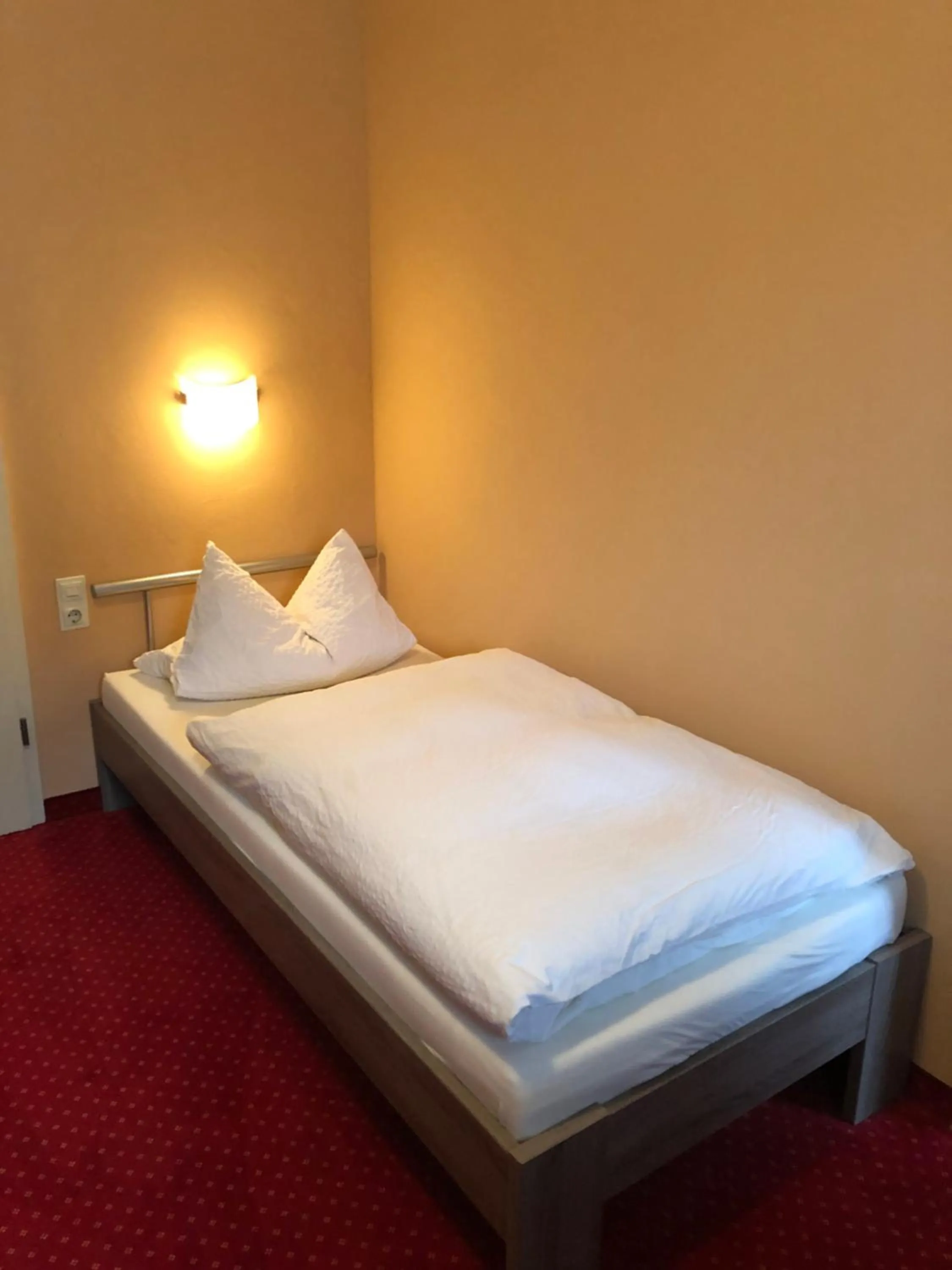 Bed in Hotel-Restaurant Gasthof zum Schützen