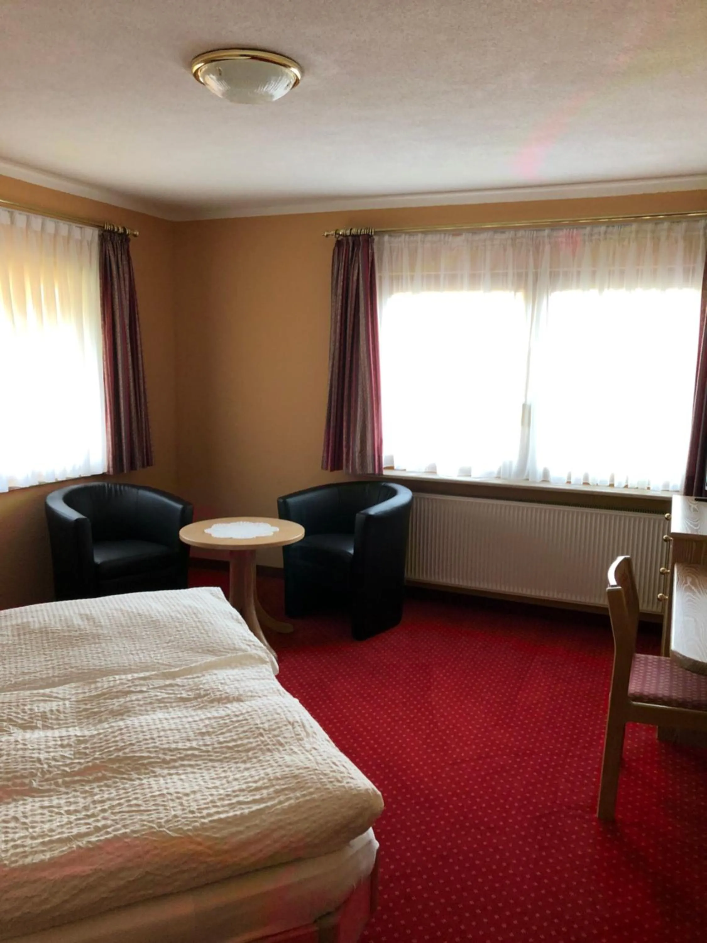 Bed in Hotel-Restaurant Gasthof zum Schützen