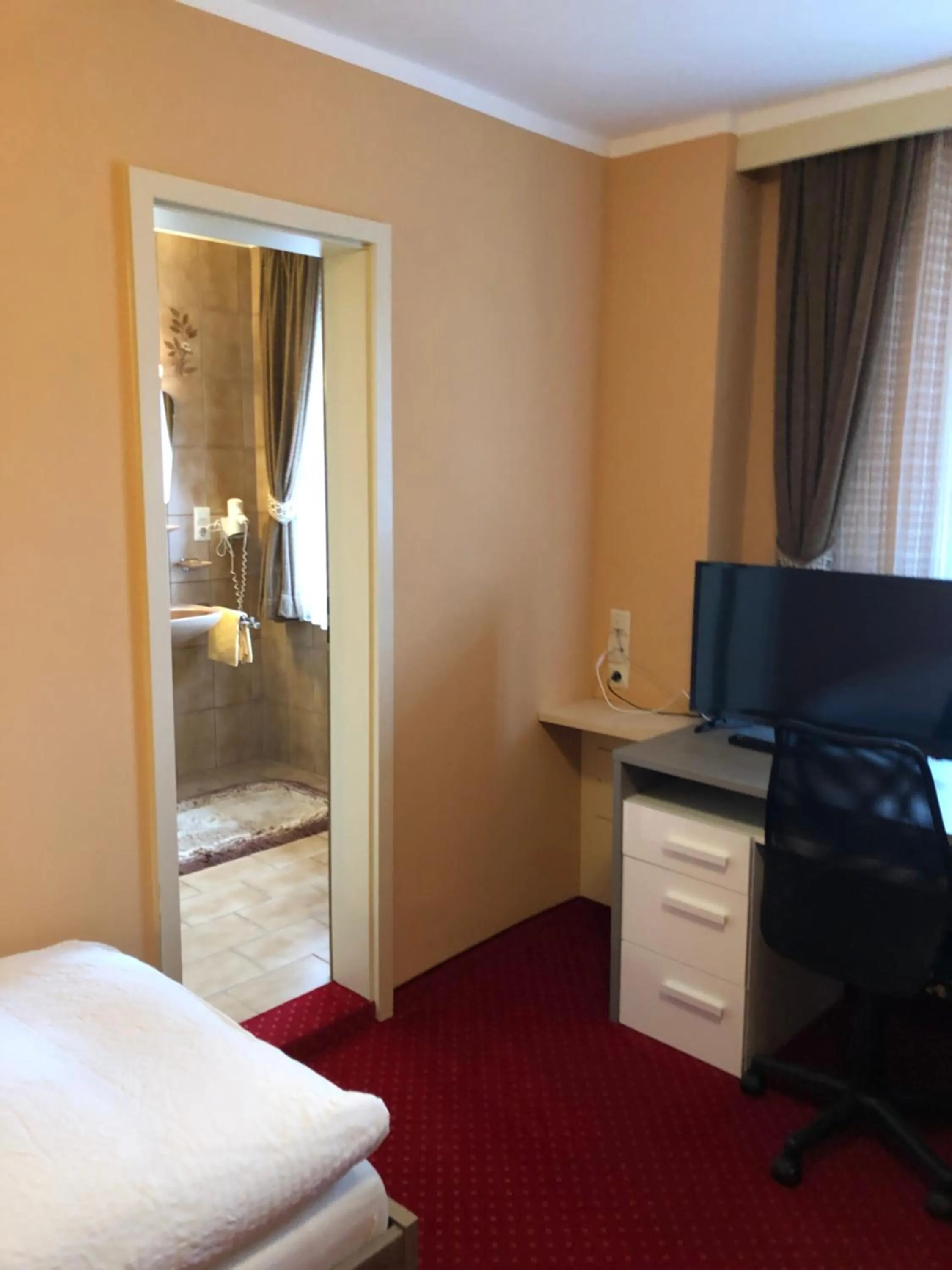 Bed in Hotel-Restaurant Gasthof zum Schützen